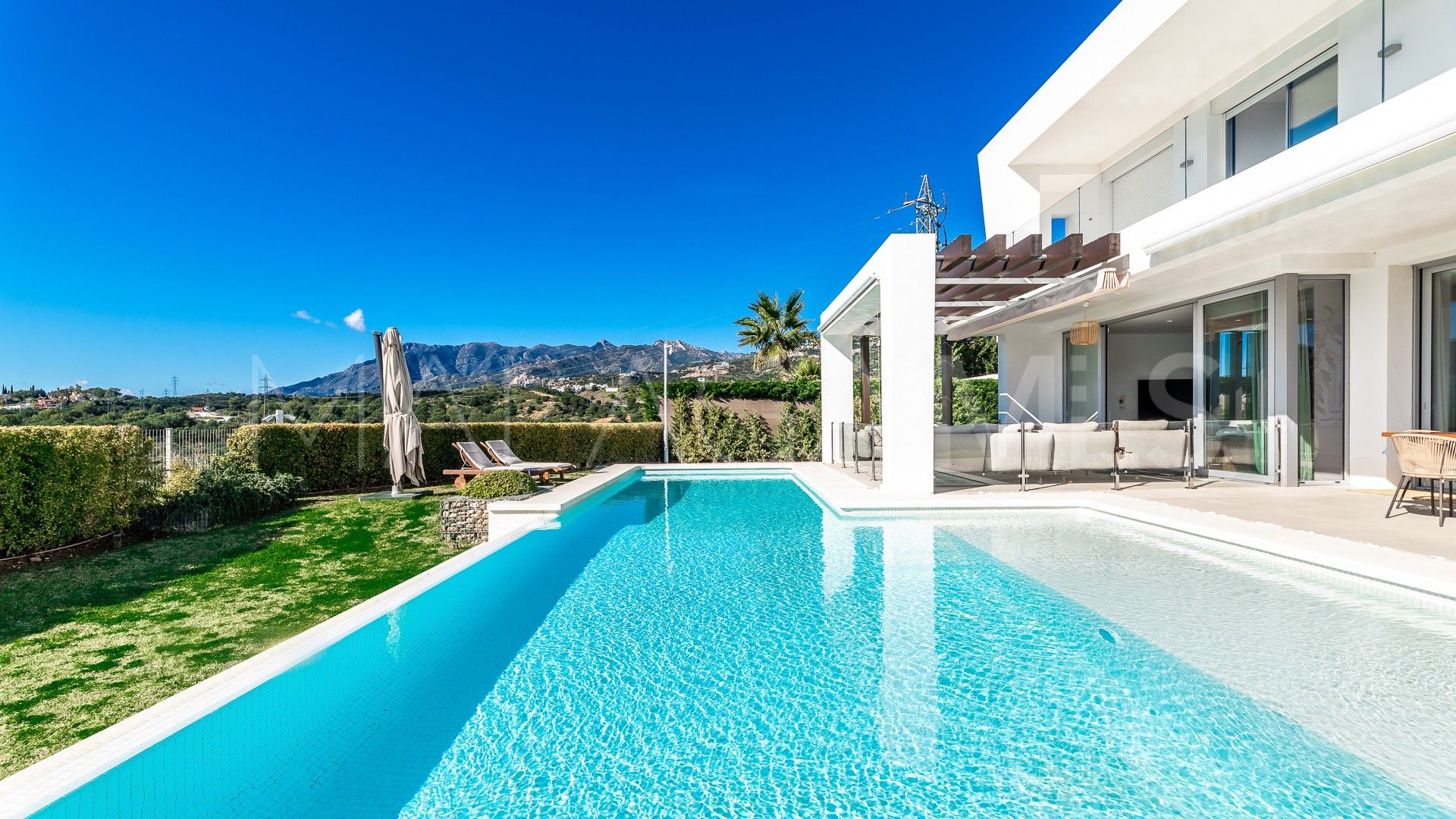 Villa for sale in Los Monteros