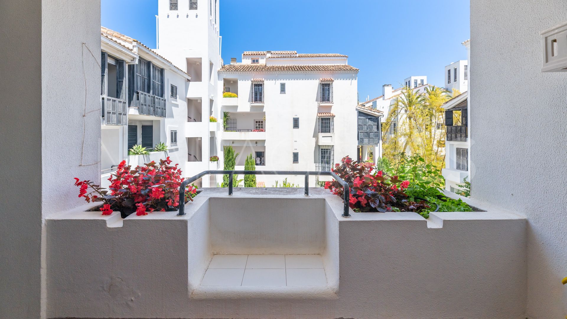 4 bedrooms apartment in Elviria for sale