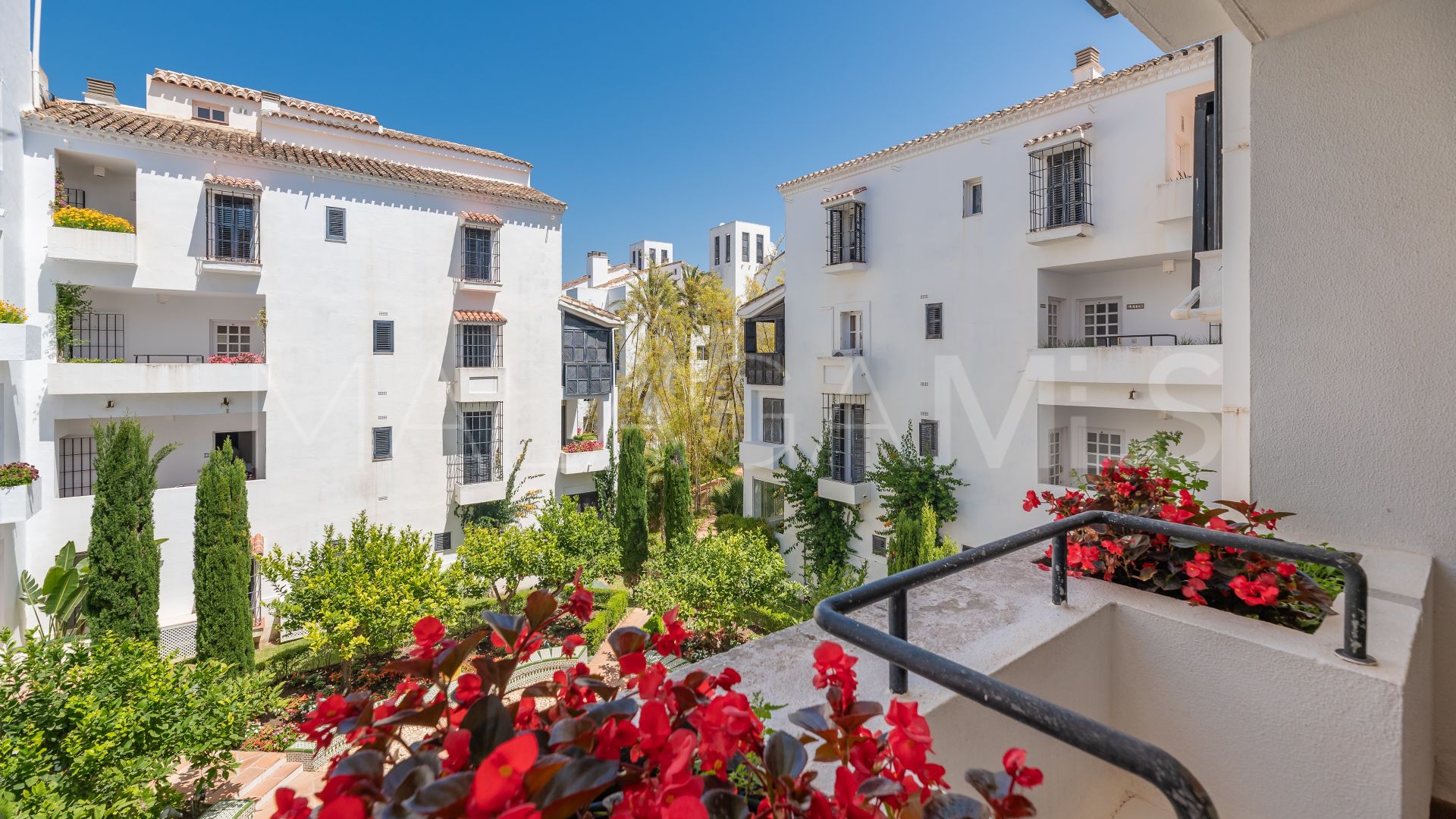 4 bedrooms apartment in Elviria for sale