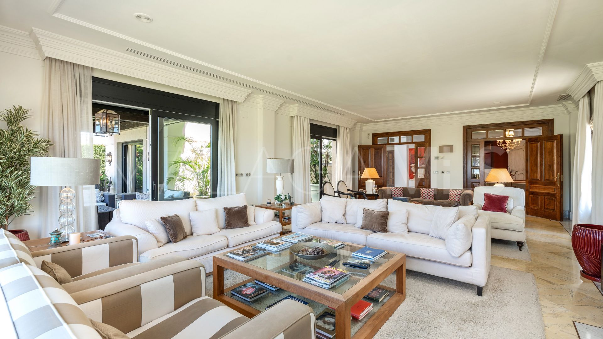 Villa for sale in Los Monteros de 6 bedrooms