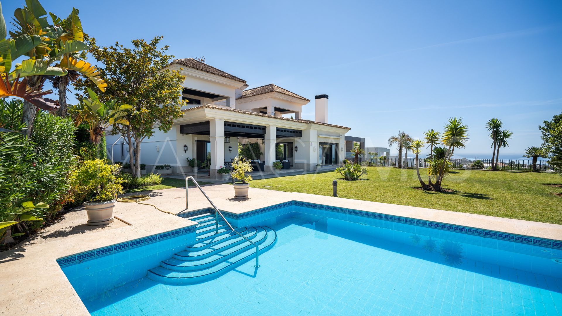 Villa for sale in Los Monteros de 6 bedrooms