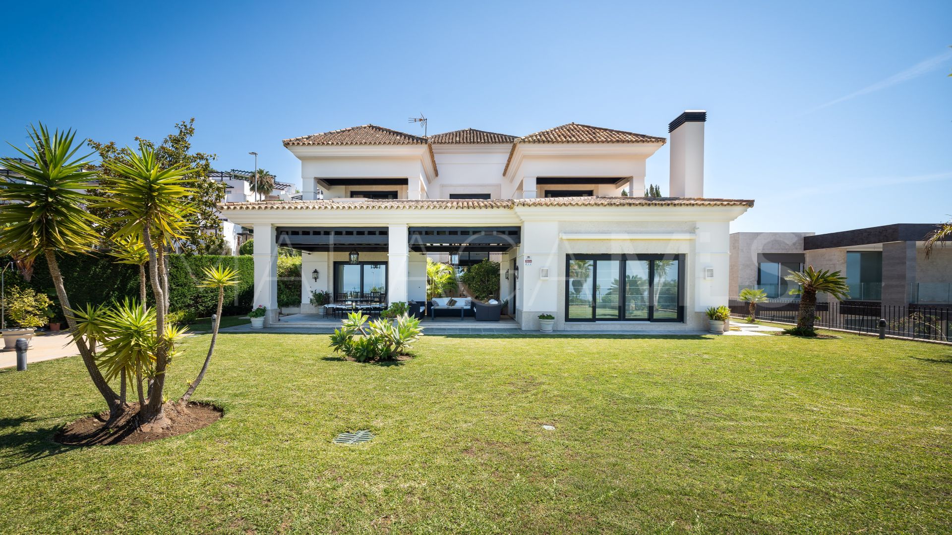 Villa for sale in Los Monteros de 6 bedrooms