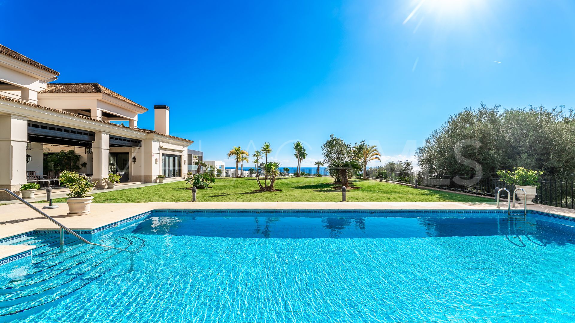 Villa for sale in Los Monteros