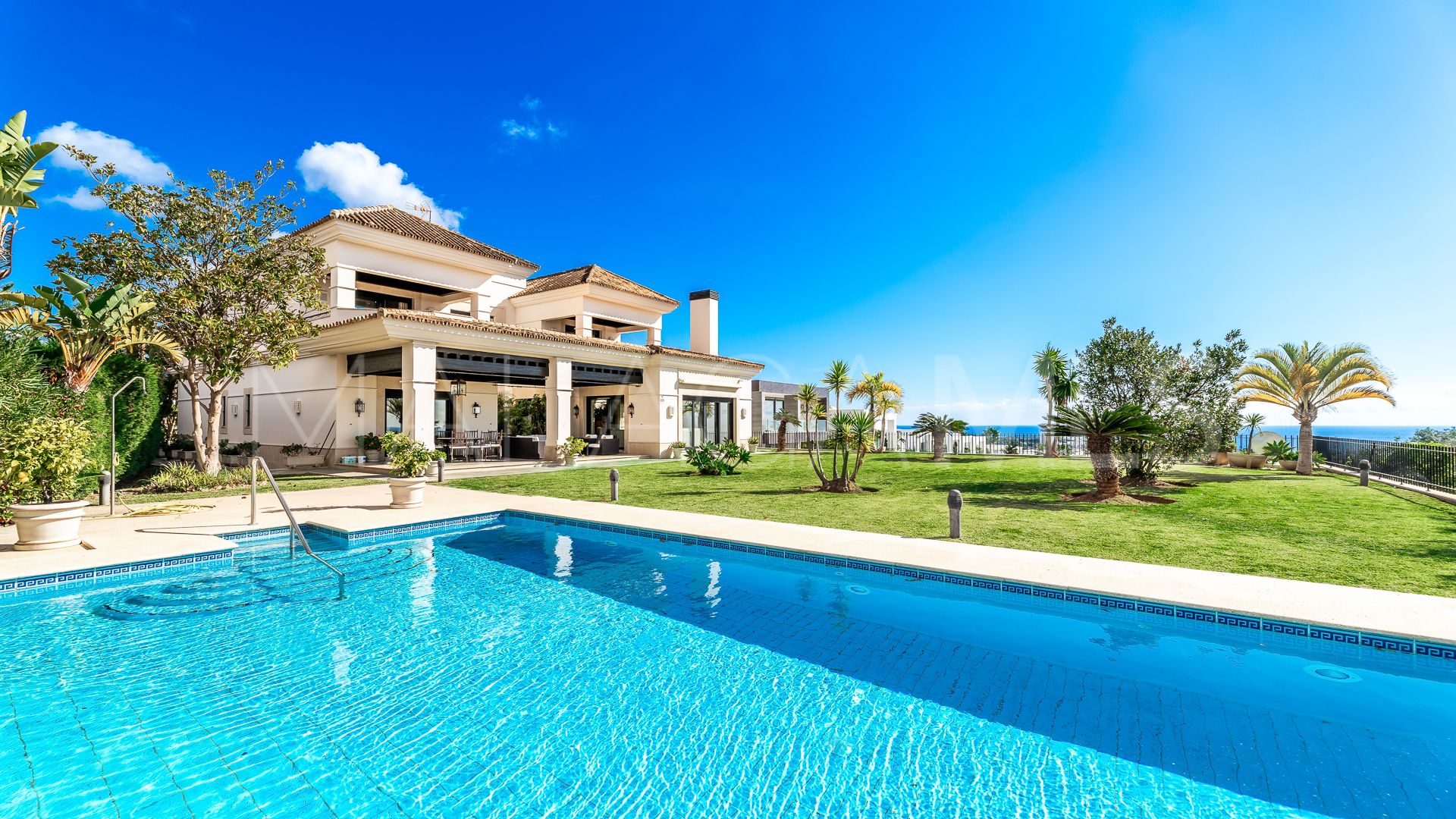 Villa for sale in Los Monteros