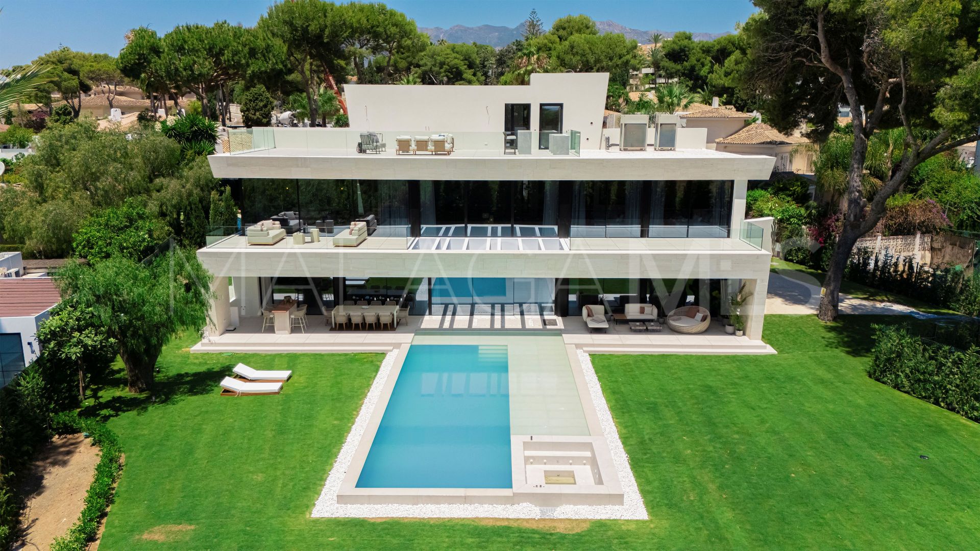 Buy villa in Los Monteros de 6 bedrooms