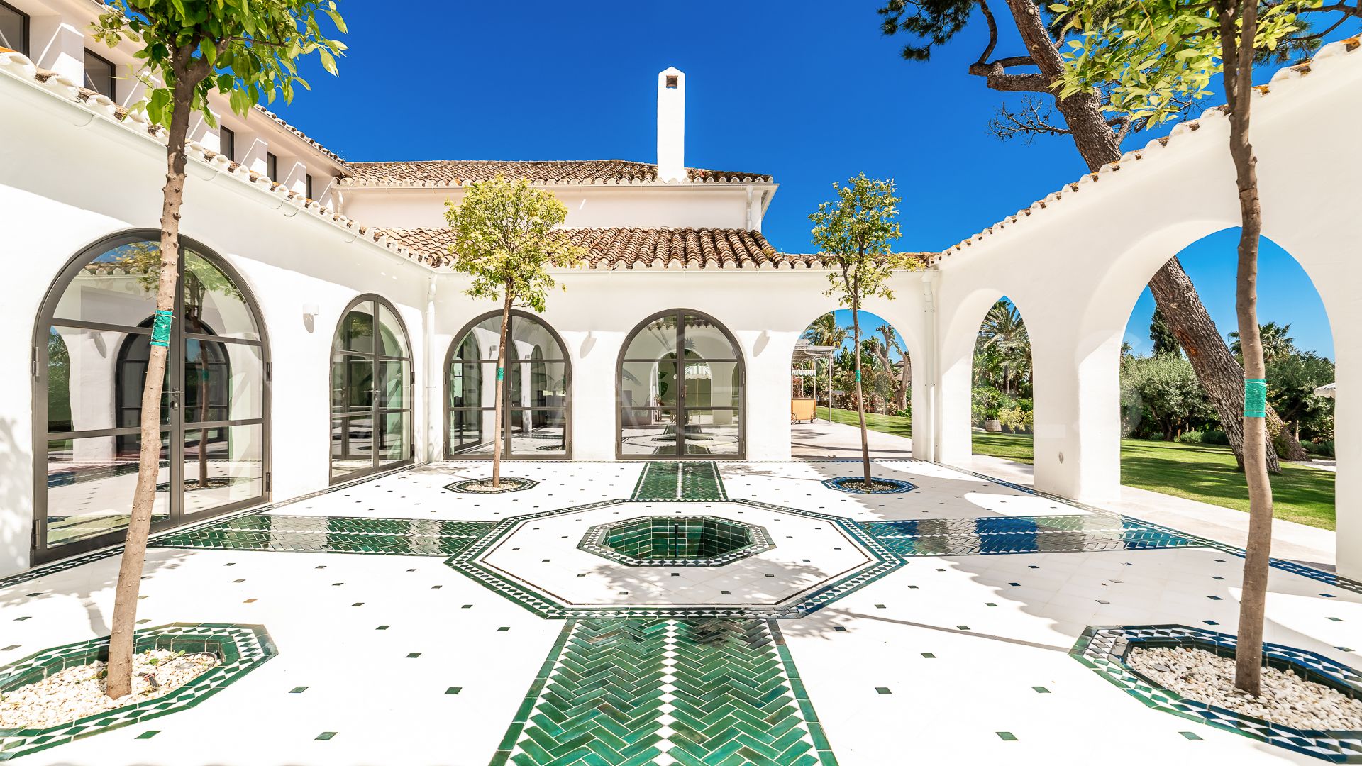 Villa for sale in Los Monteros