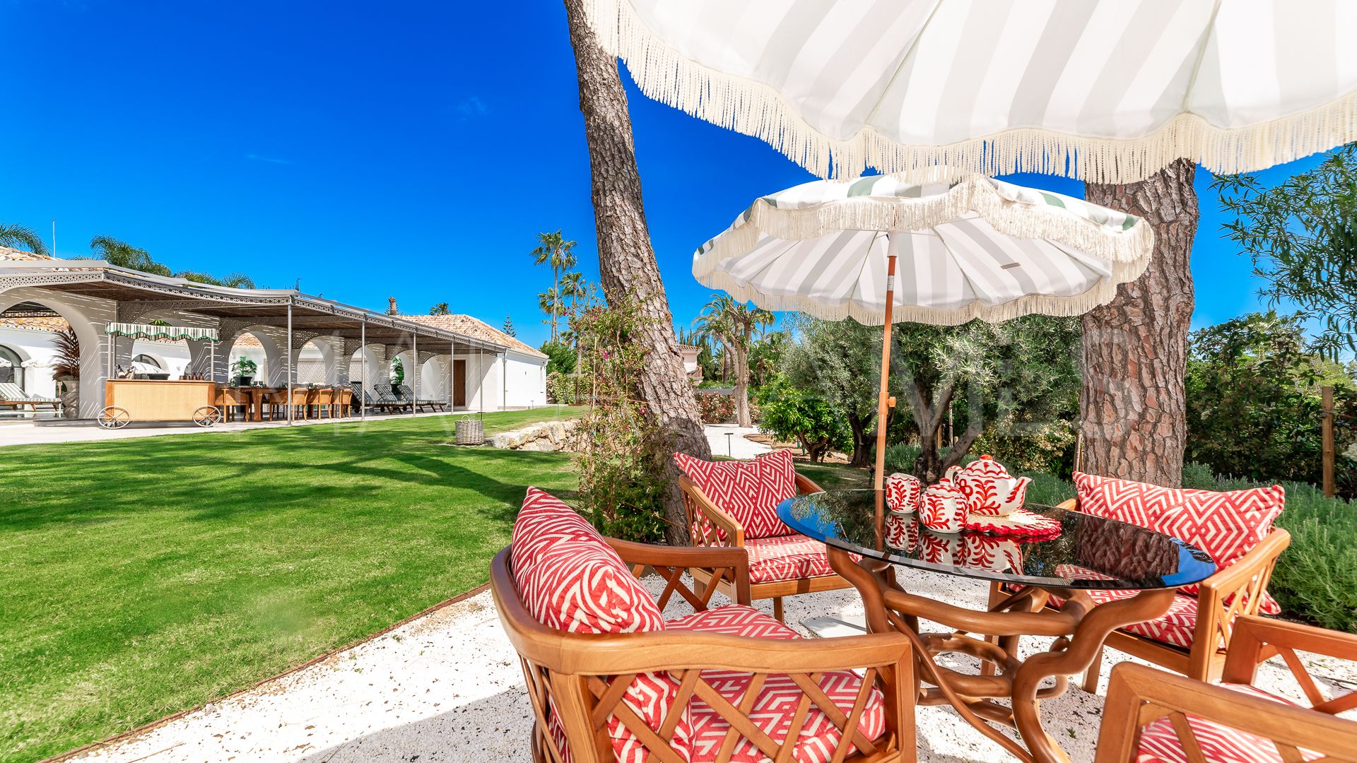 Villa for sale in Los Monteros