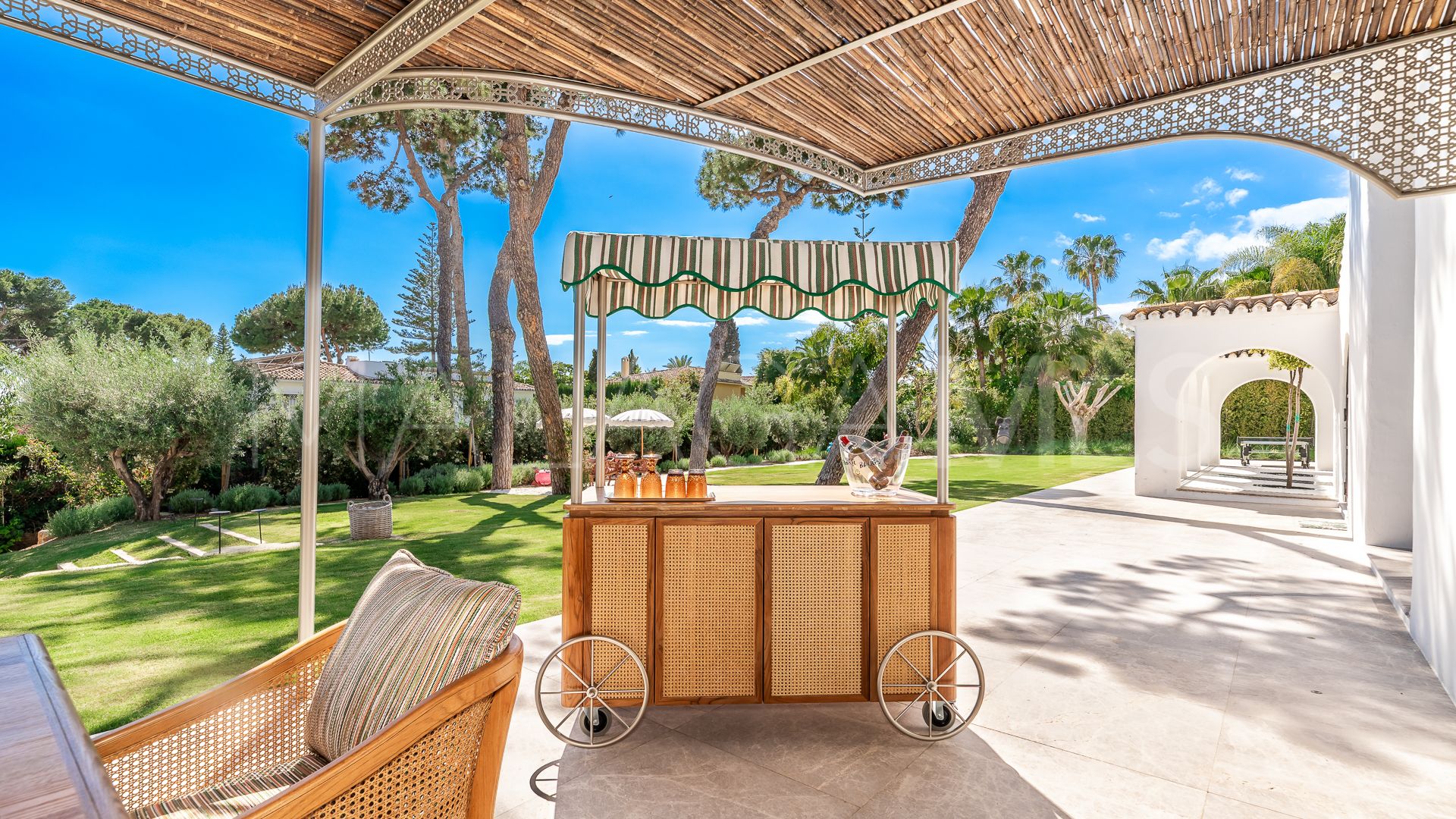Villa for sale in Los Monteros