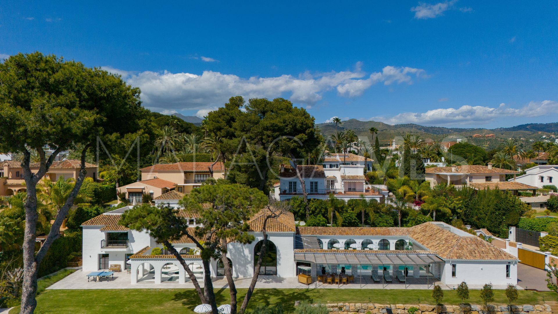 Villa for sale in Los Monteros