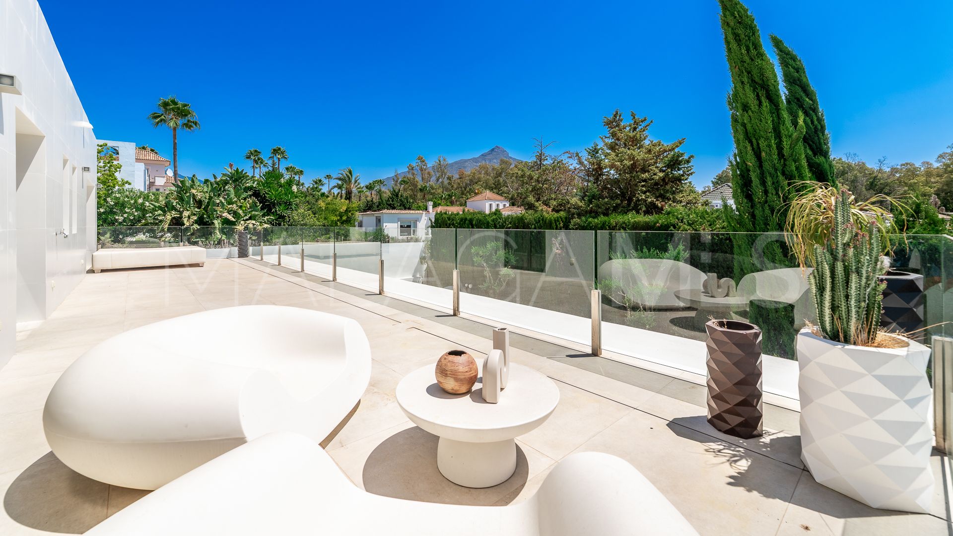 Villa for sale in Nueva Andalucia