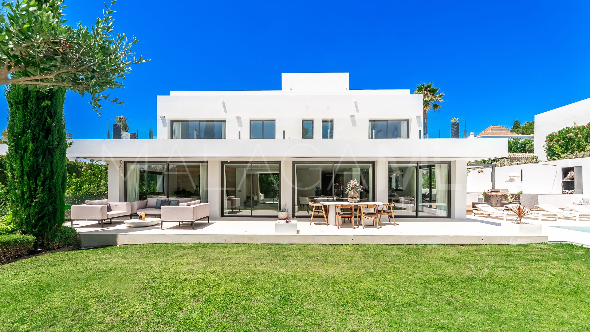 Villa for sale in Nueva Andalucia