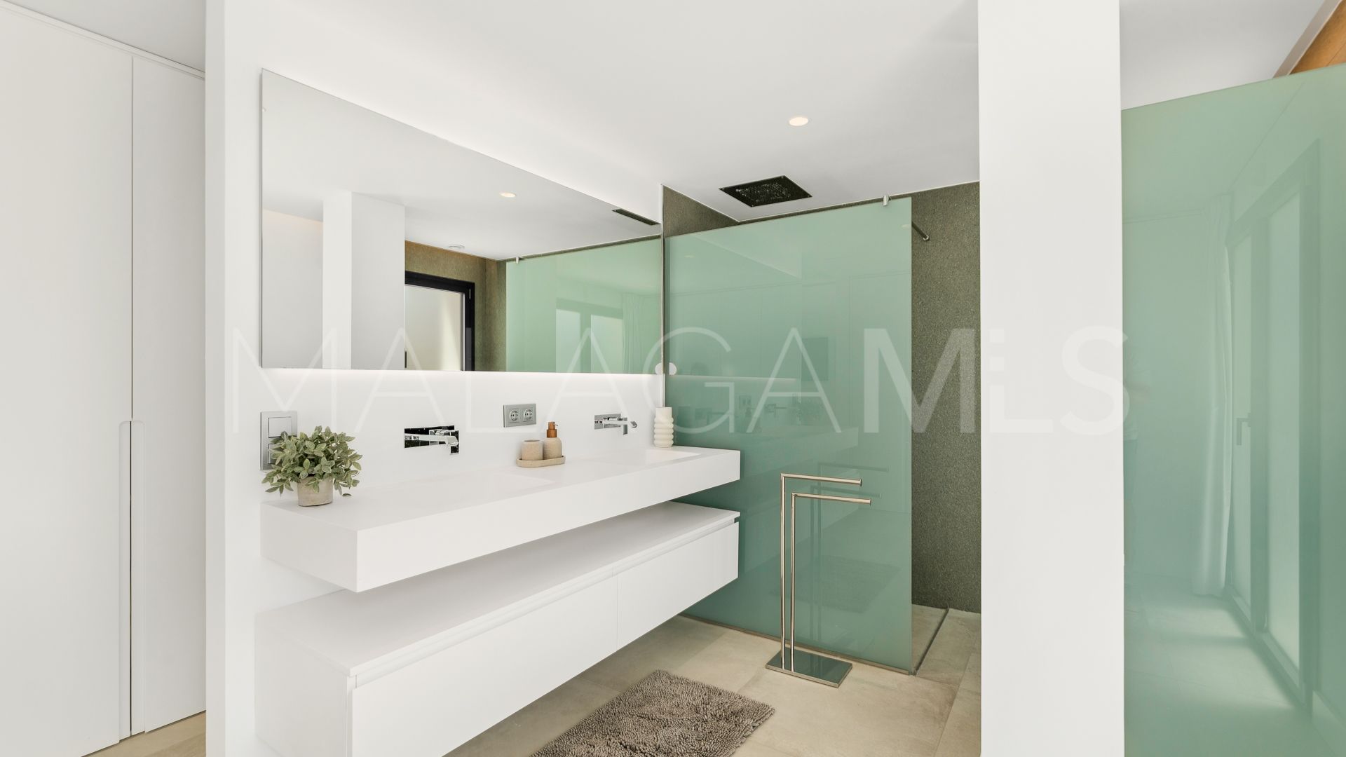 Villa for sale in Nueva Andalucia