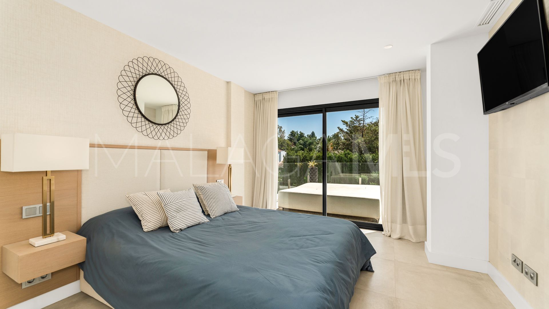 Villa for sale in Nueva Andalucia