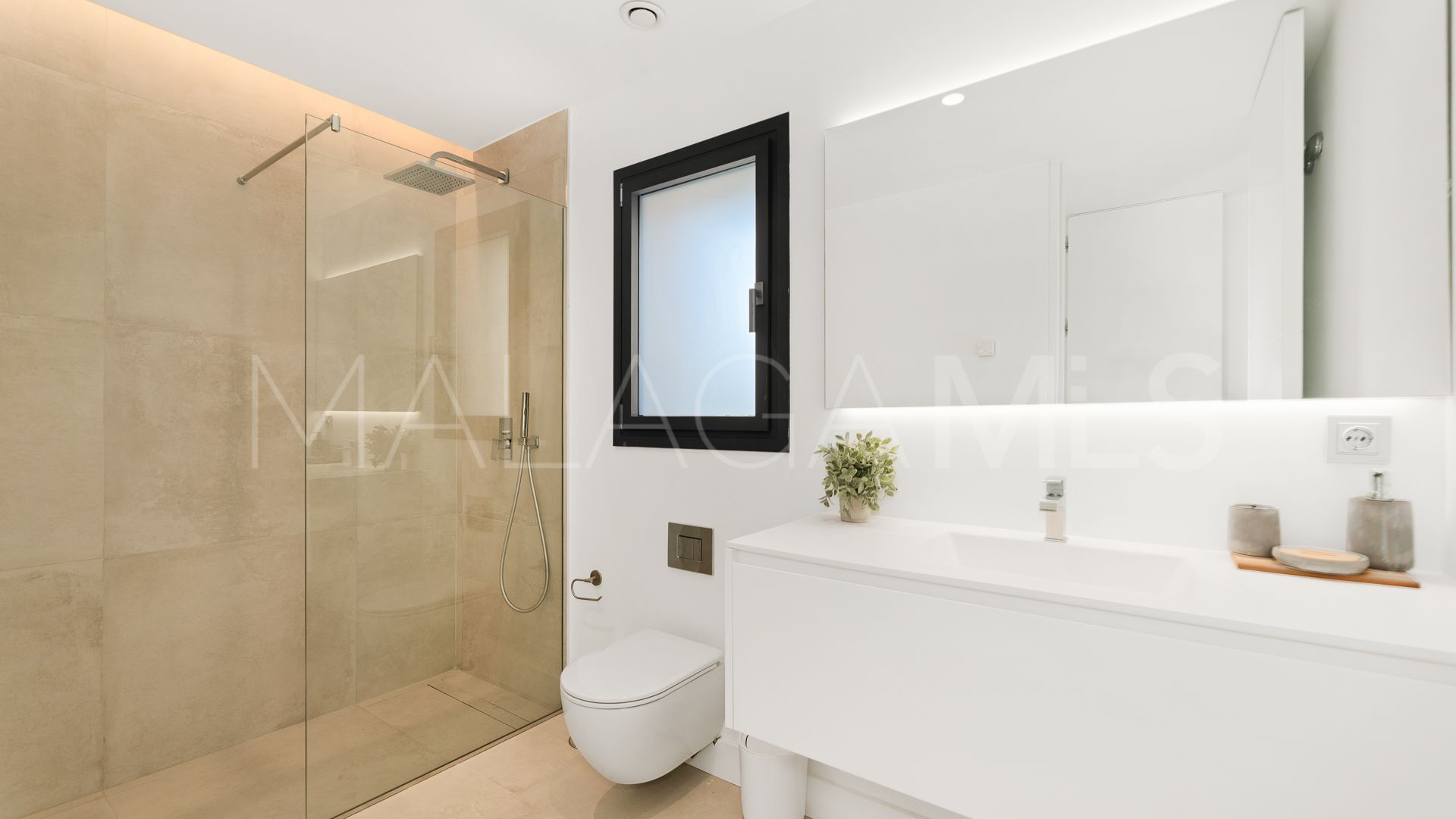 Villa for sale in Nueva Andalucia