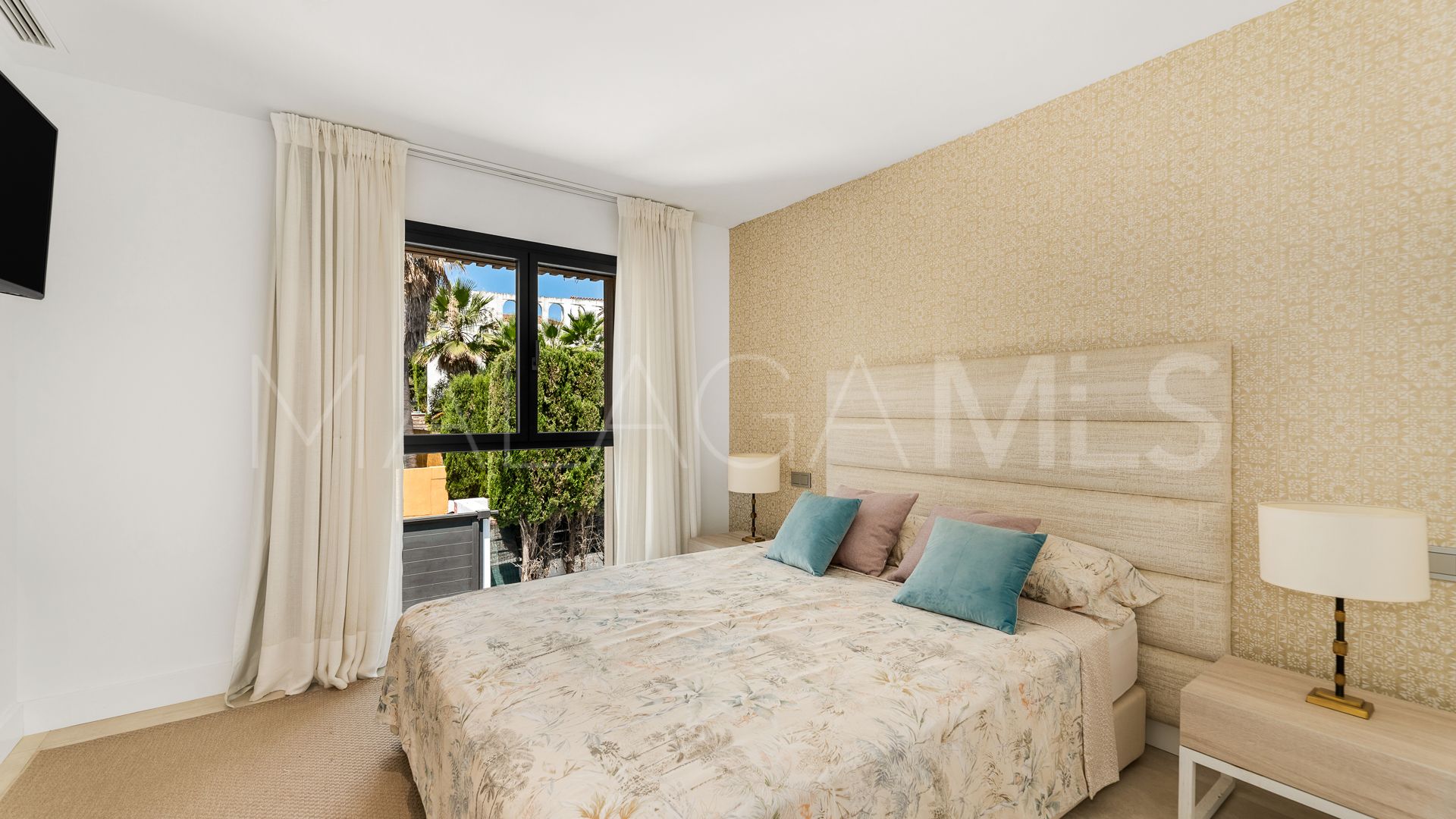 Villa for sale in Nueva Andalucia