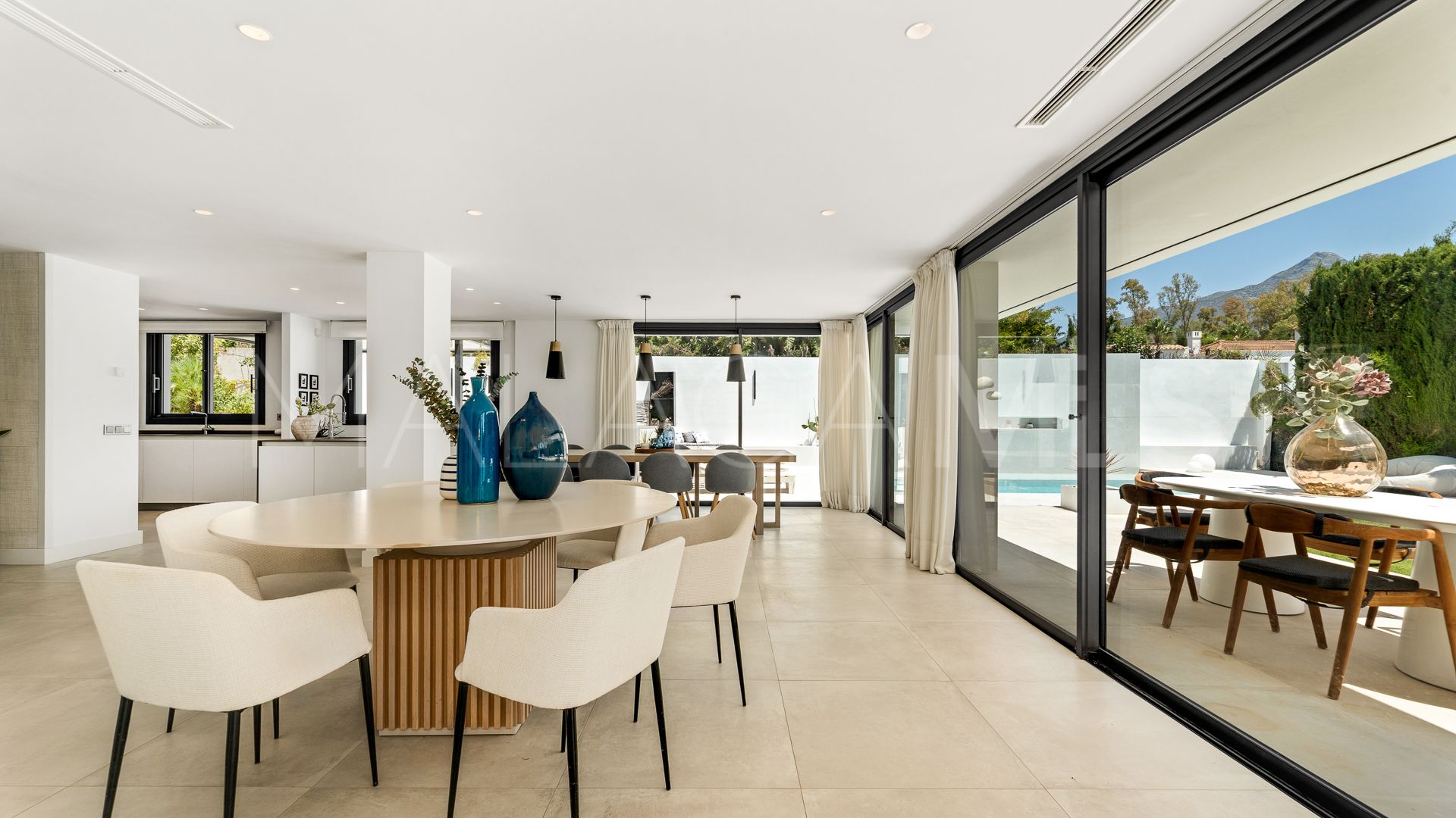 Villa for sale in Nueva Andalucia