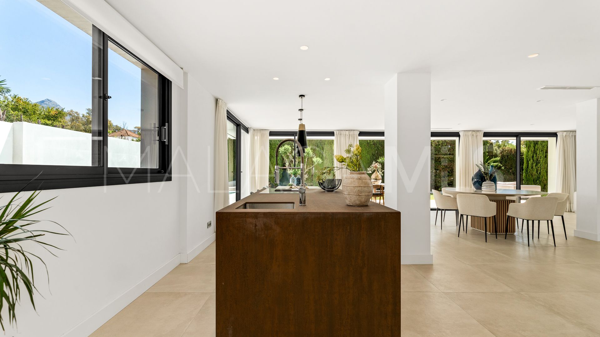 Villa for sale in Nueva Andalucia