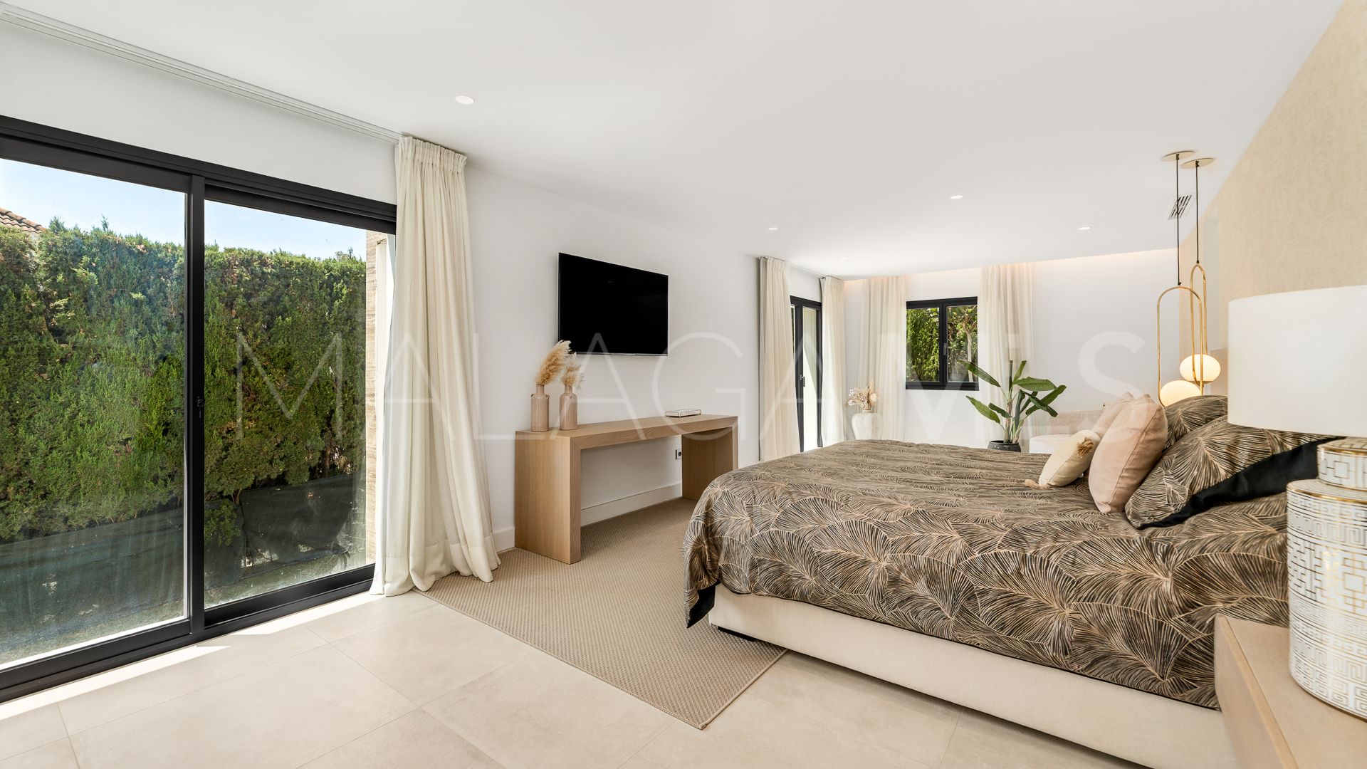 Villa for sale in Nueva Andalucia