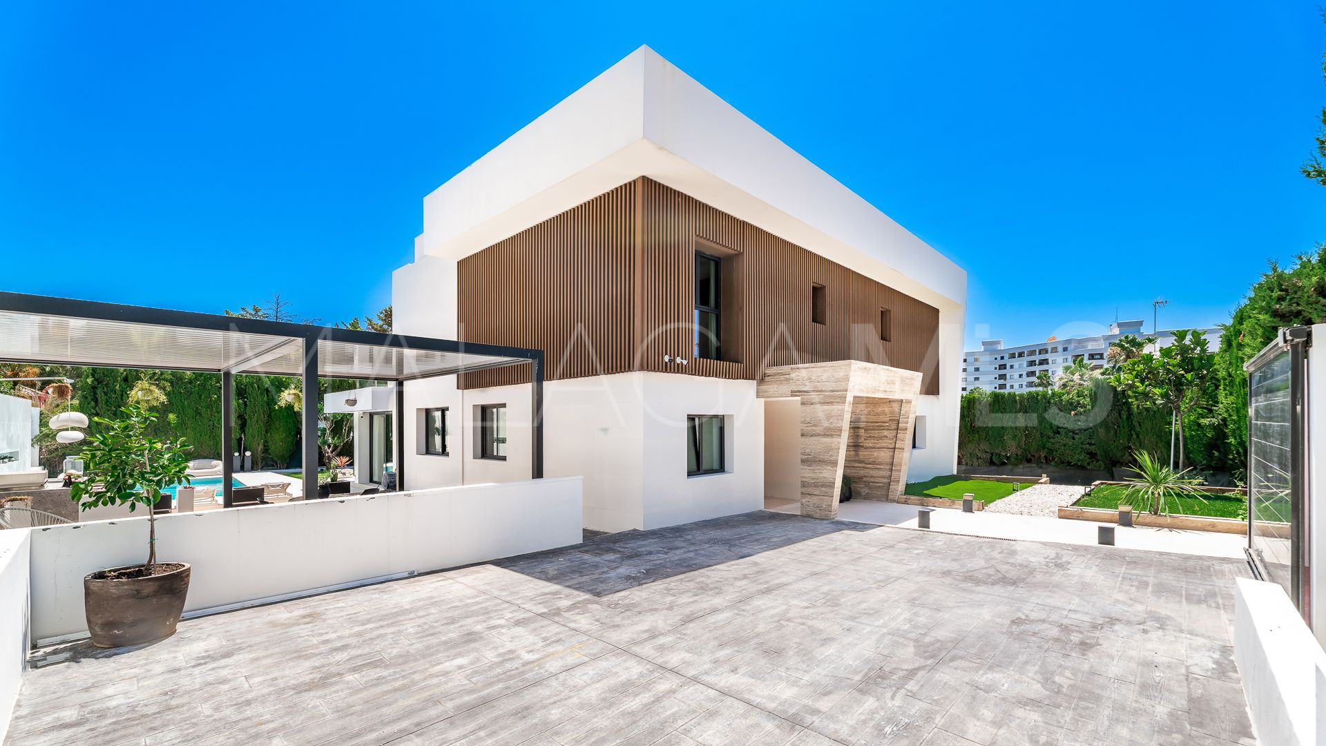 Villa for sale in Nueva Andalucia