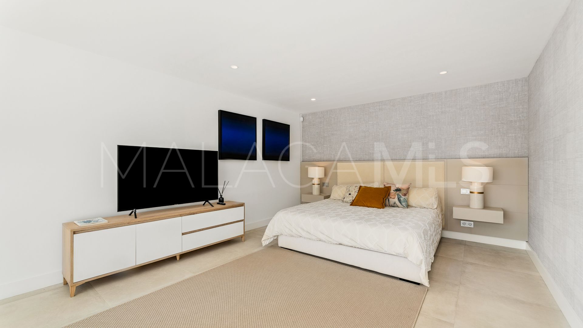 Villa for sale in Nueva Andalucia