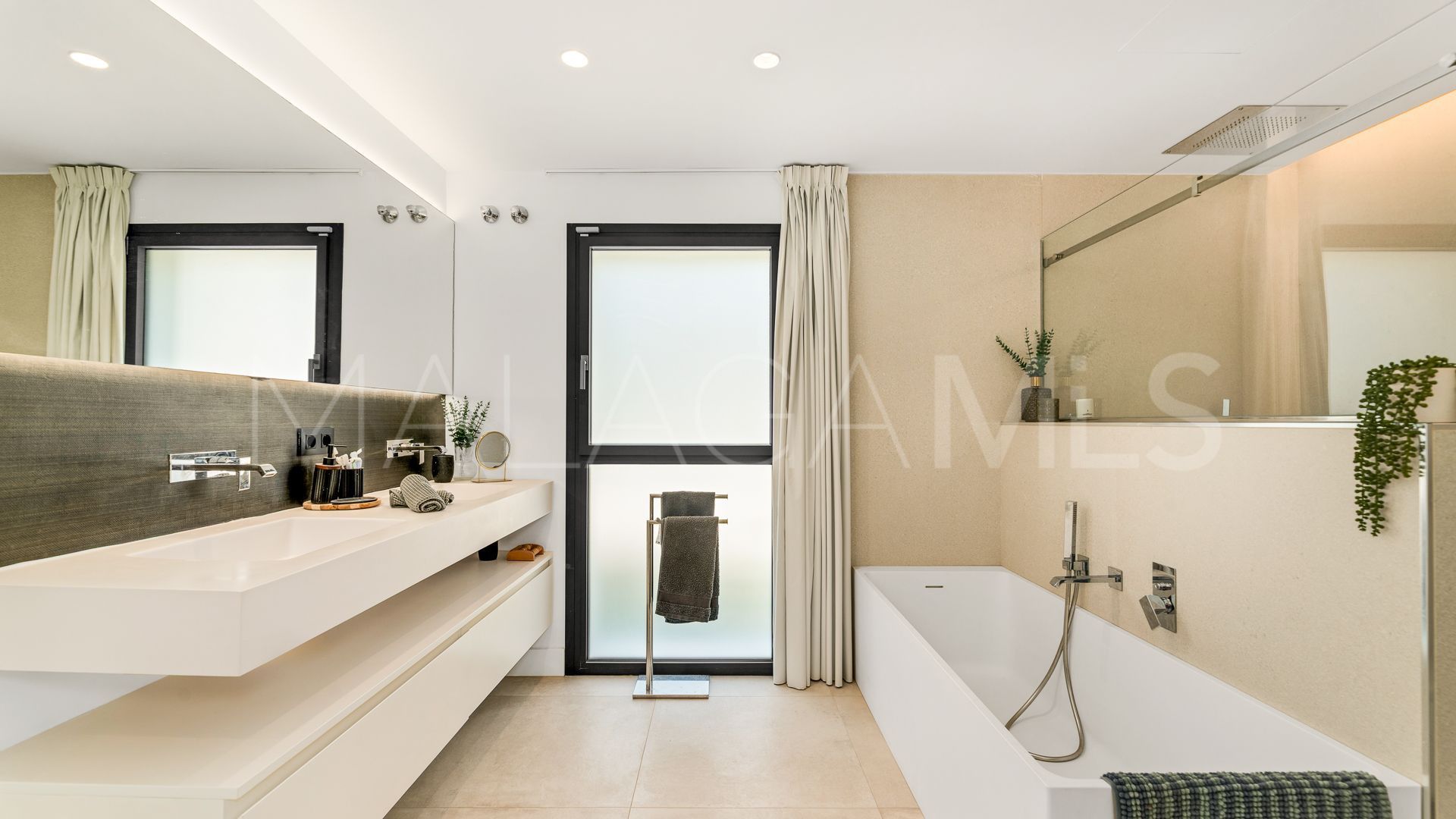 Villa for sale in Nueva Andalucia