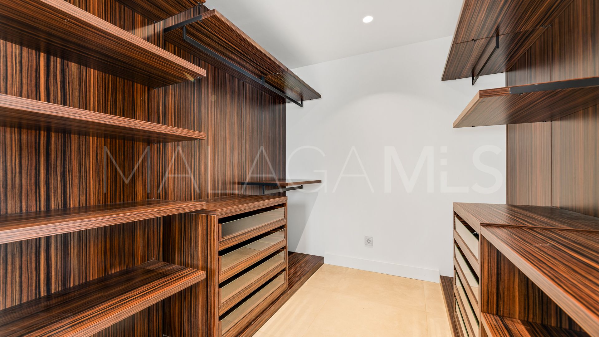 Villa for sale in Nueva Andalucia