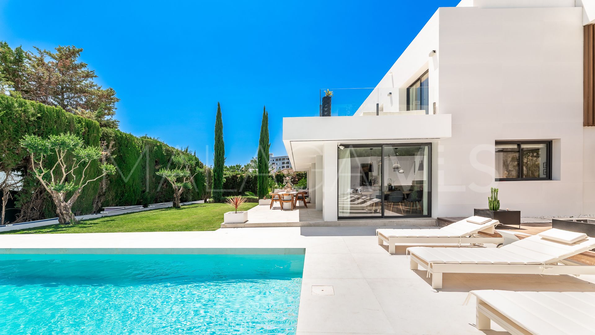 Villa for sale in Nueva Andalucia