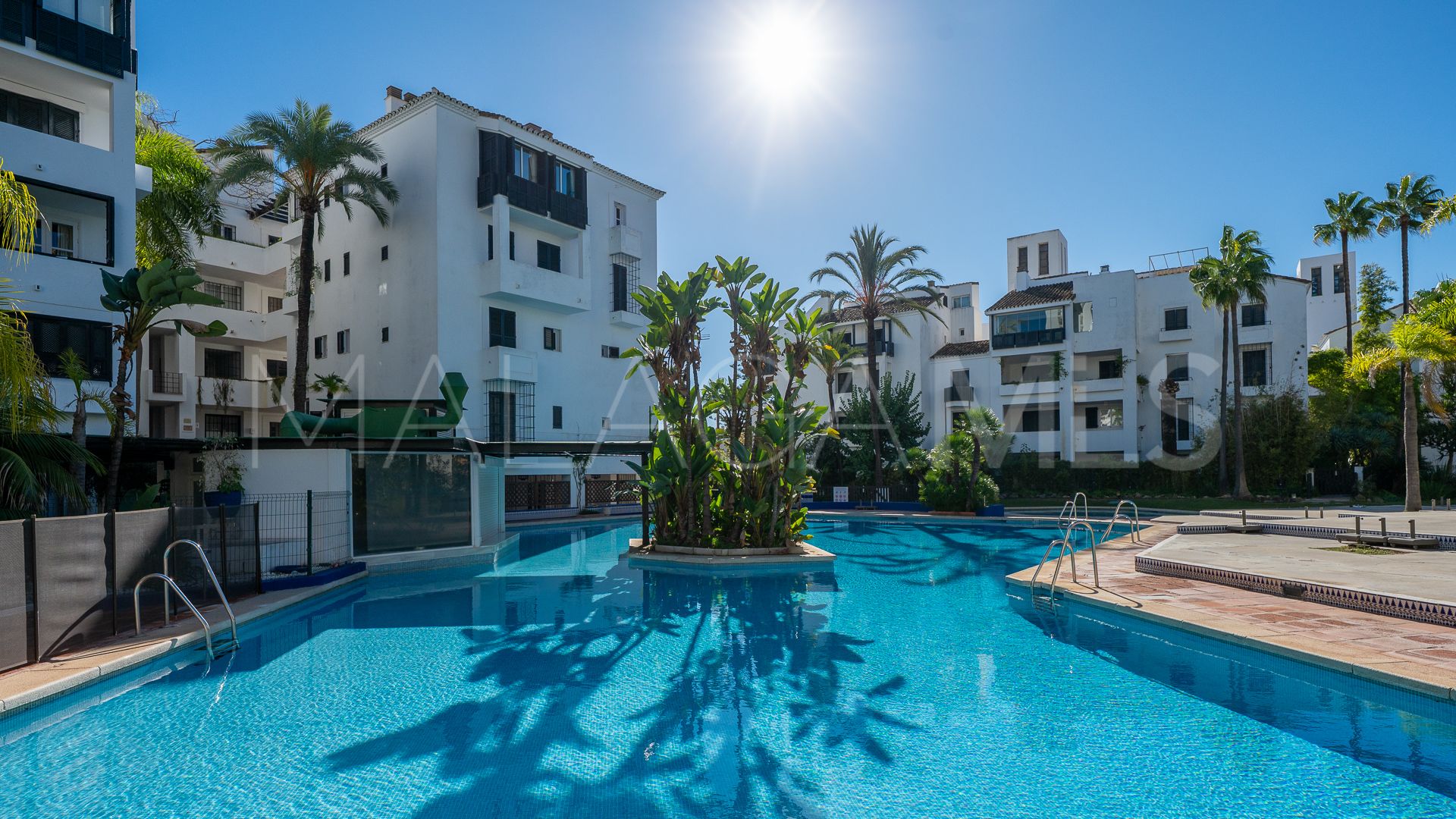 Apartamento planta baja for sale de 3 bedrooms in Elviria