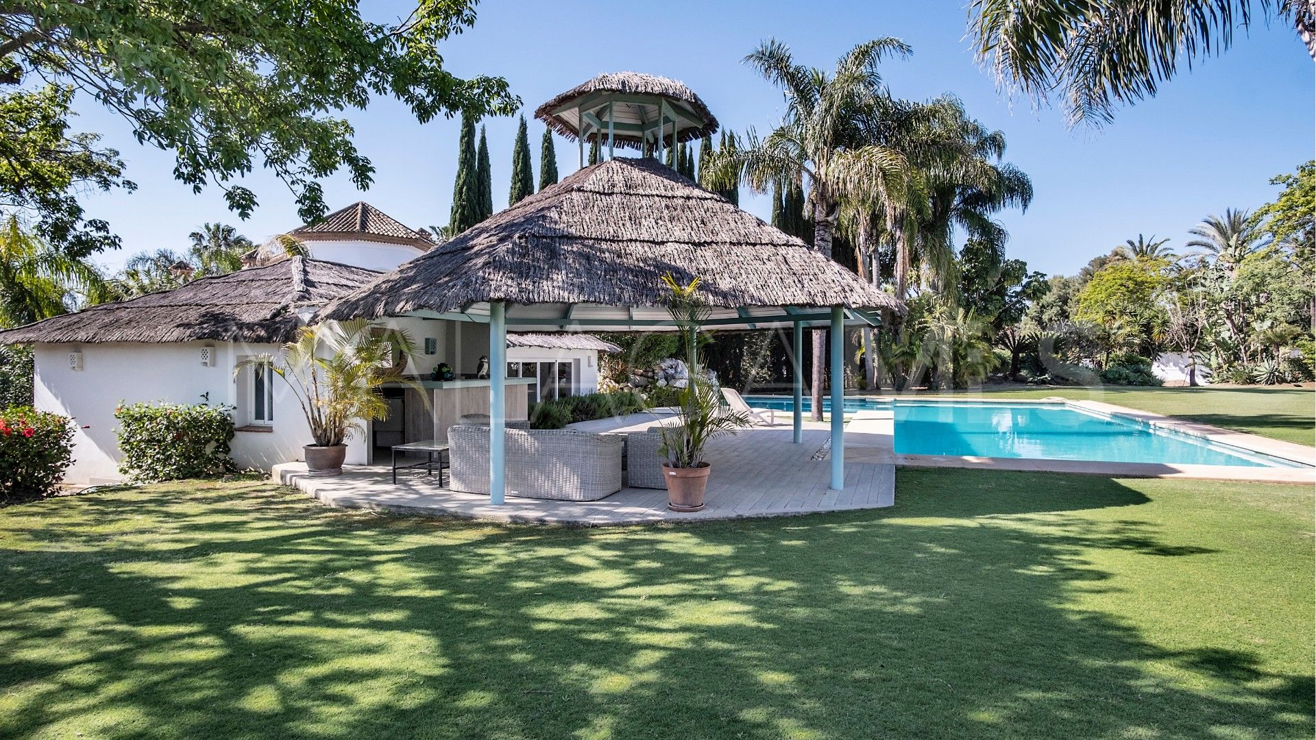 Villa for sale in Guadalmina Baja