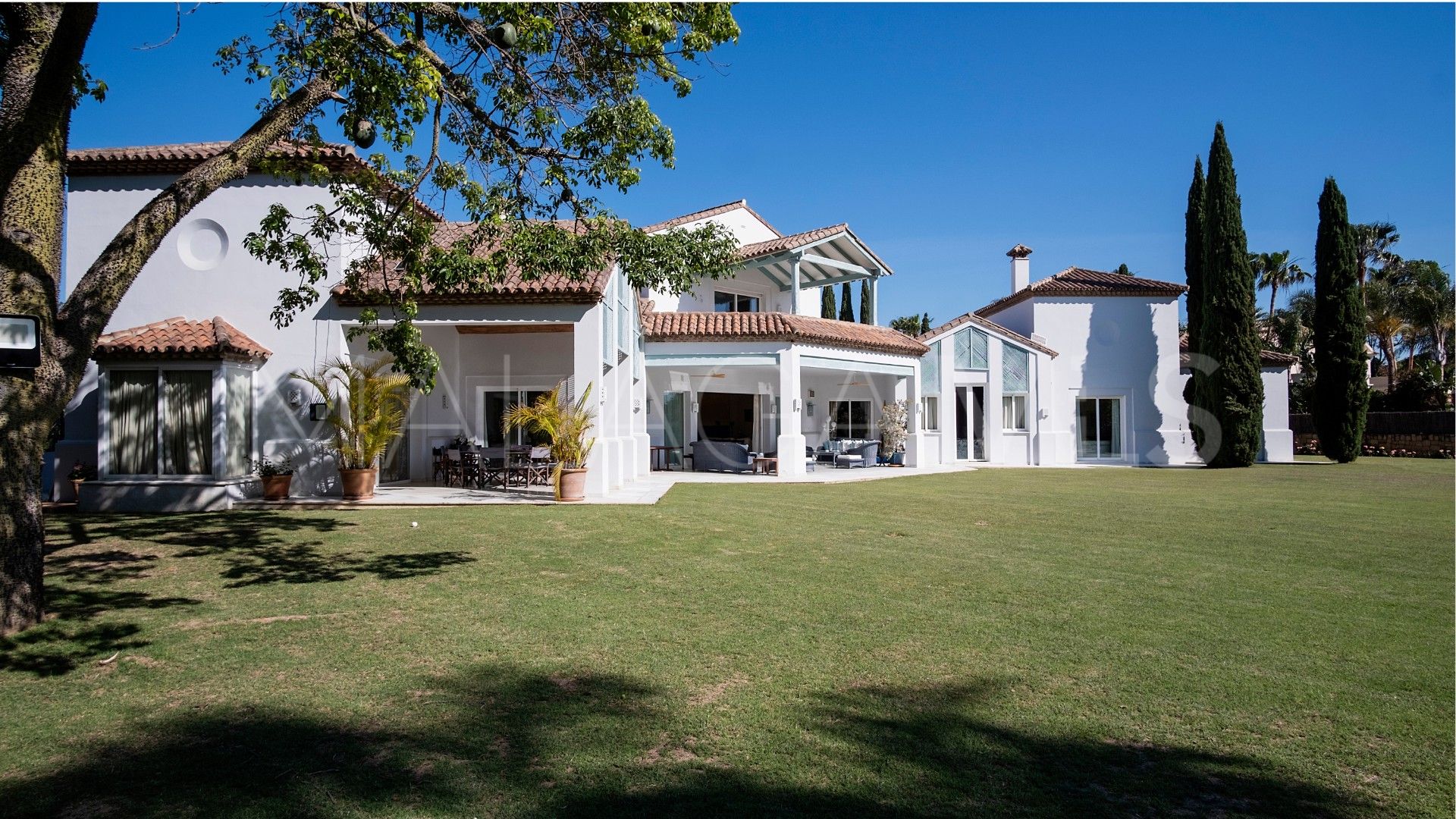 Villa for sale in Guadalmina Baja