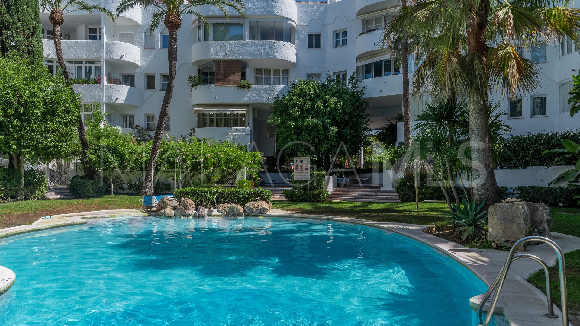 For sale penthouse in Marbella Real with 2 bedrooms