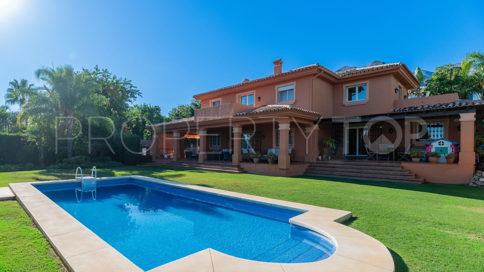 Villa a la venta en Marbella Ciudad con 4 dormitorios