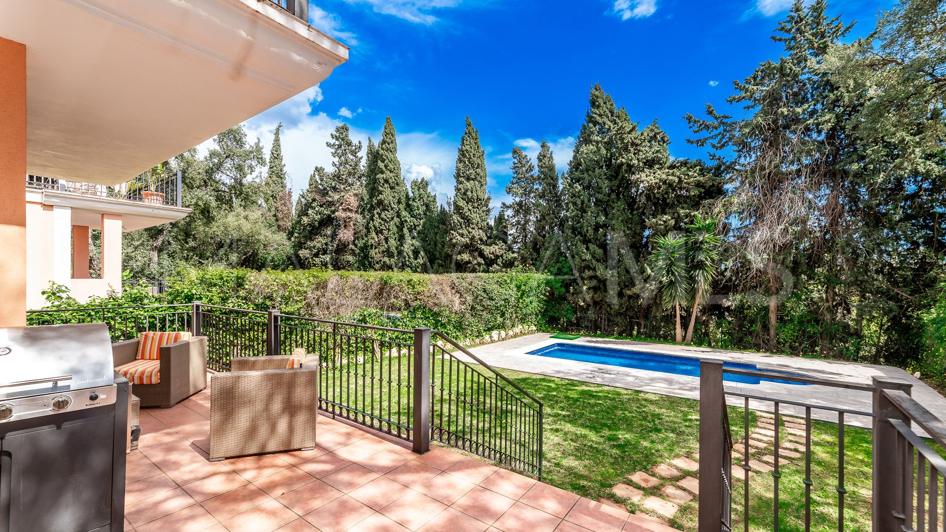 Villa for sale in Elviria