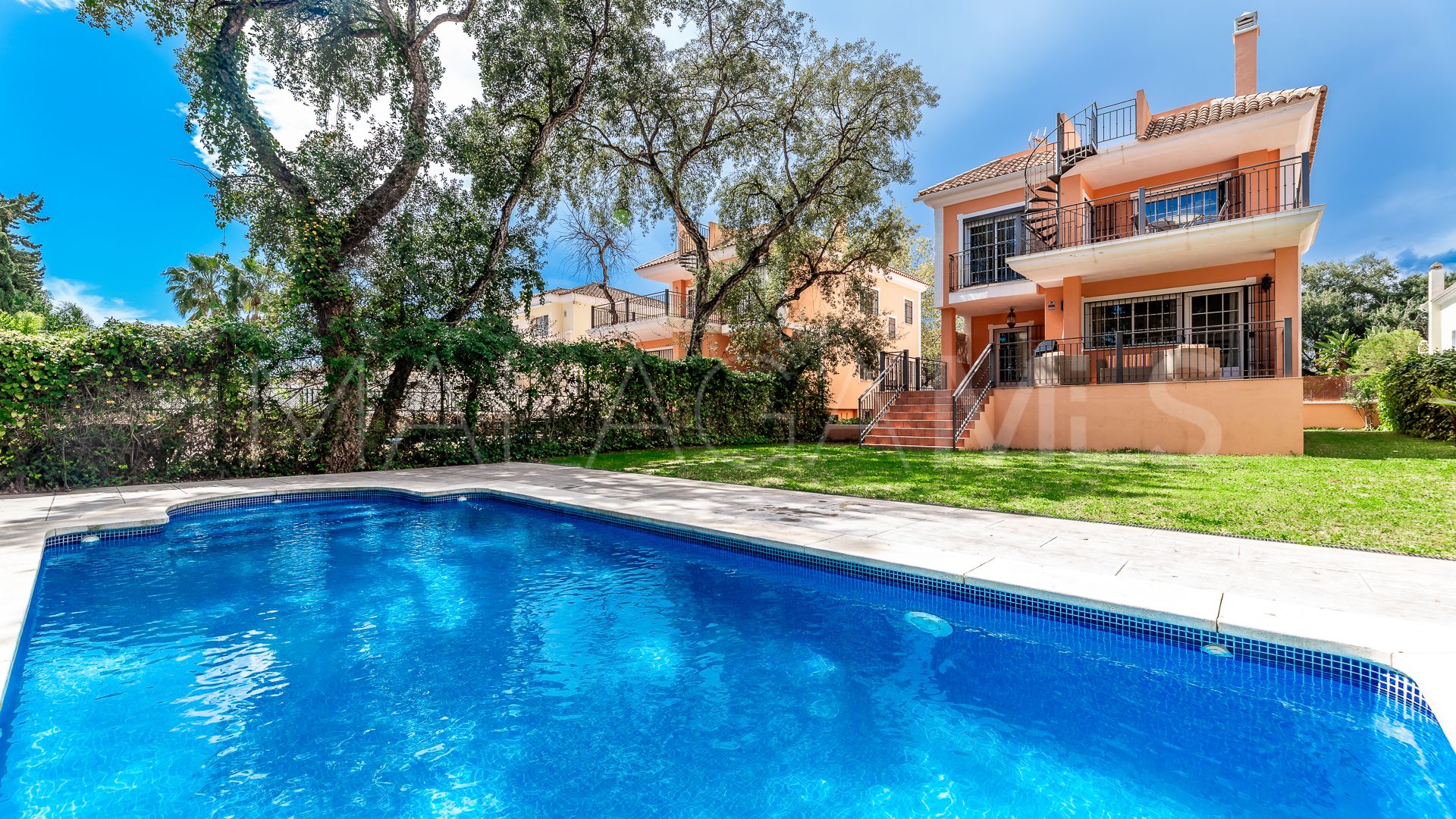 Villa for sale in Elviria