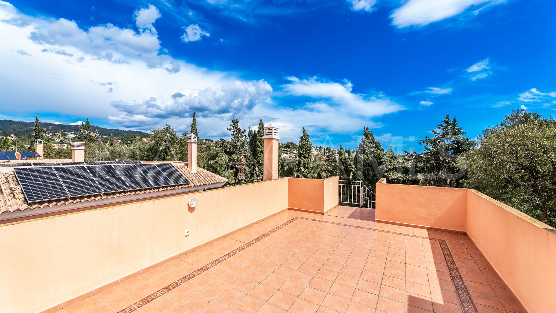 Villa for sale in Elviria