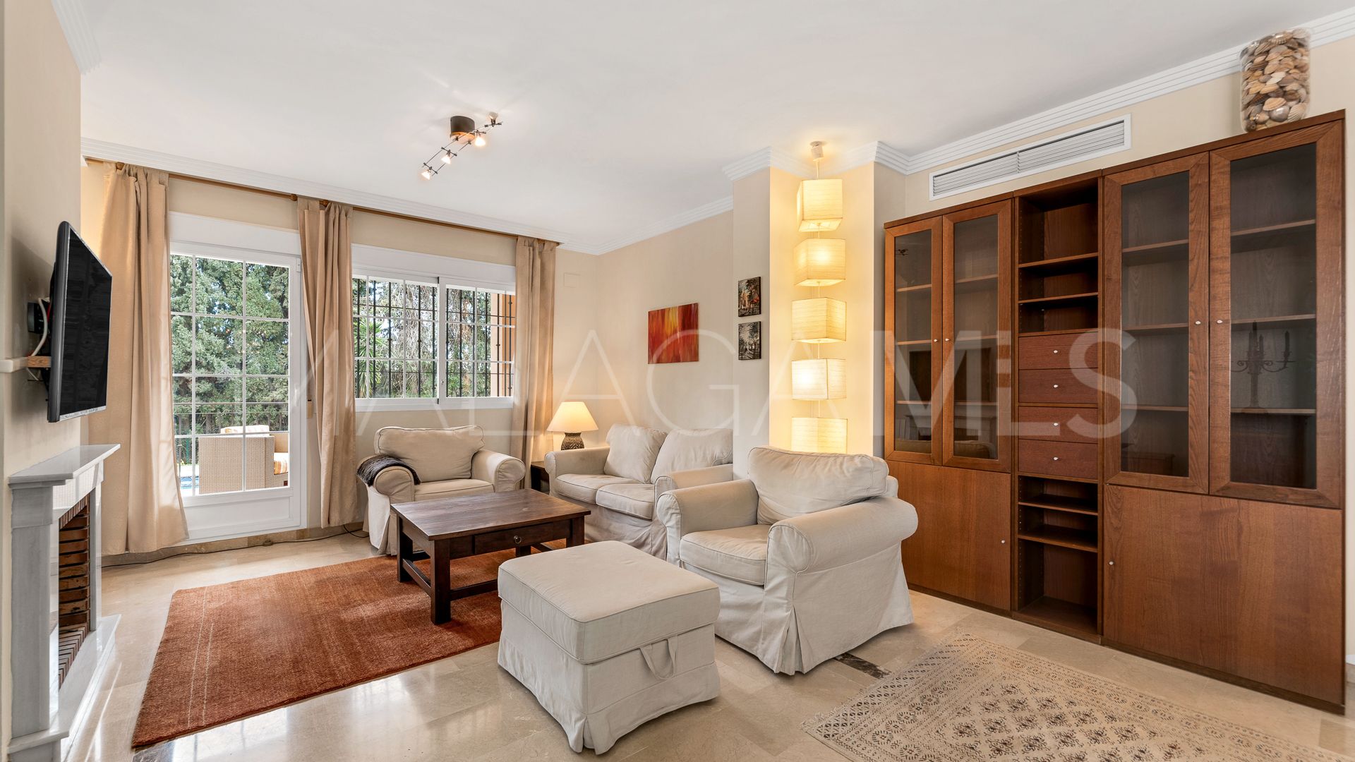 Villa for sale in Elviria