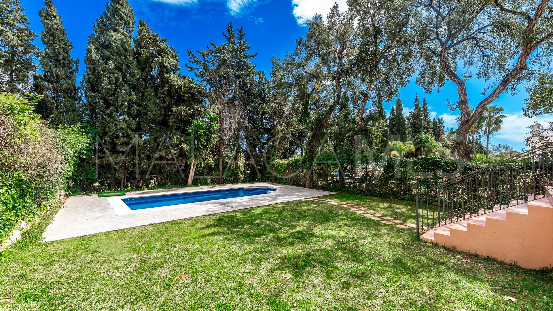 Villa for sale in Elviria