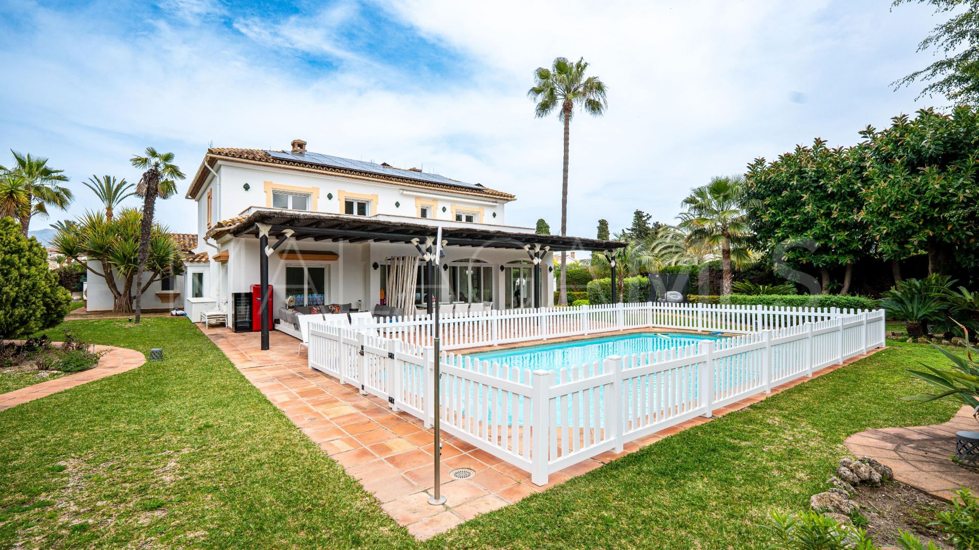 Villa for sale in Guadalmina Baja