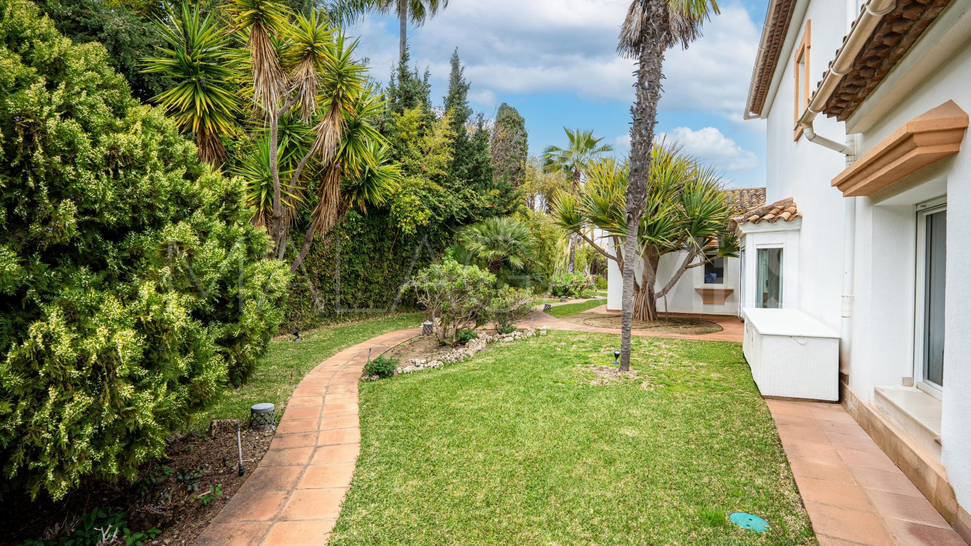 Villa for sale in Guadalmina Baja