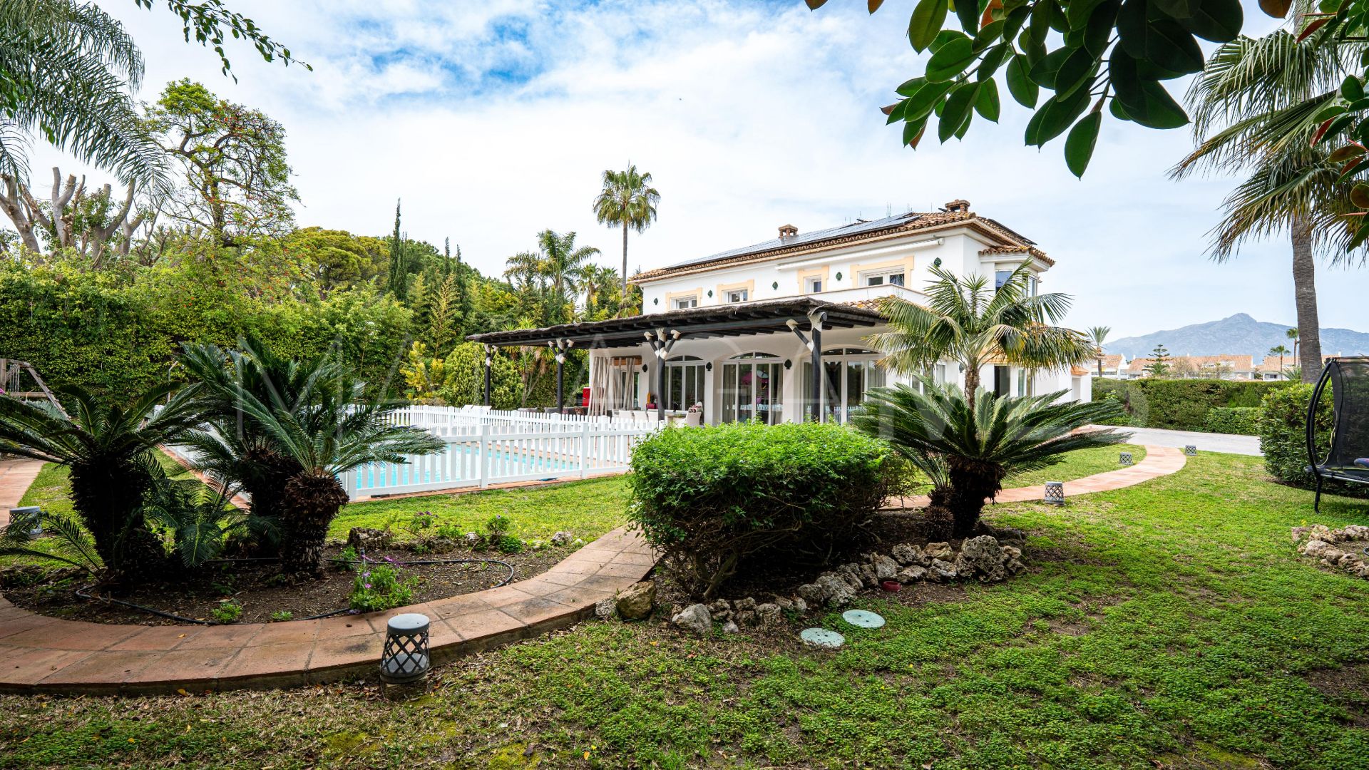 Villa for sale in Guadalmina Baja