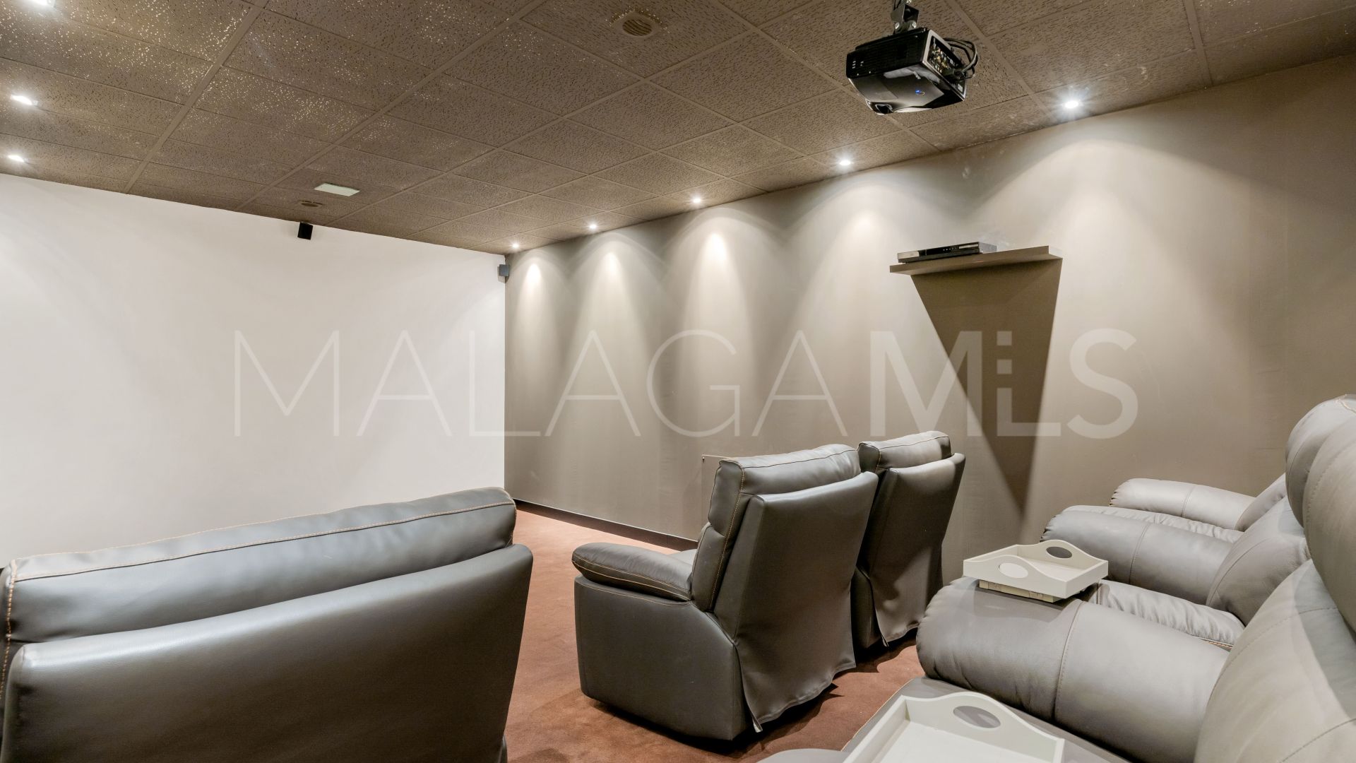 Se vende villa in Guadalmina Alta with 5 bedrooms