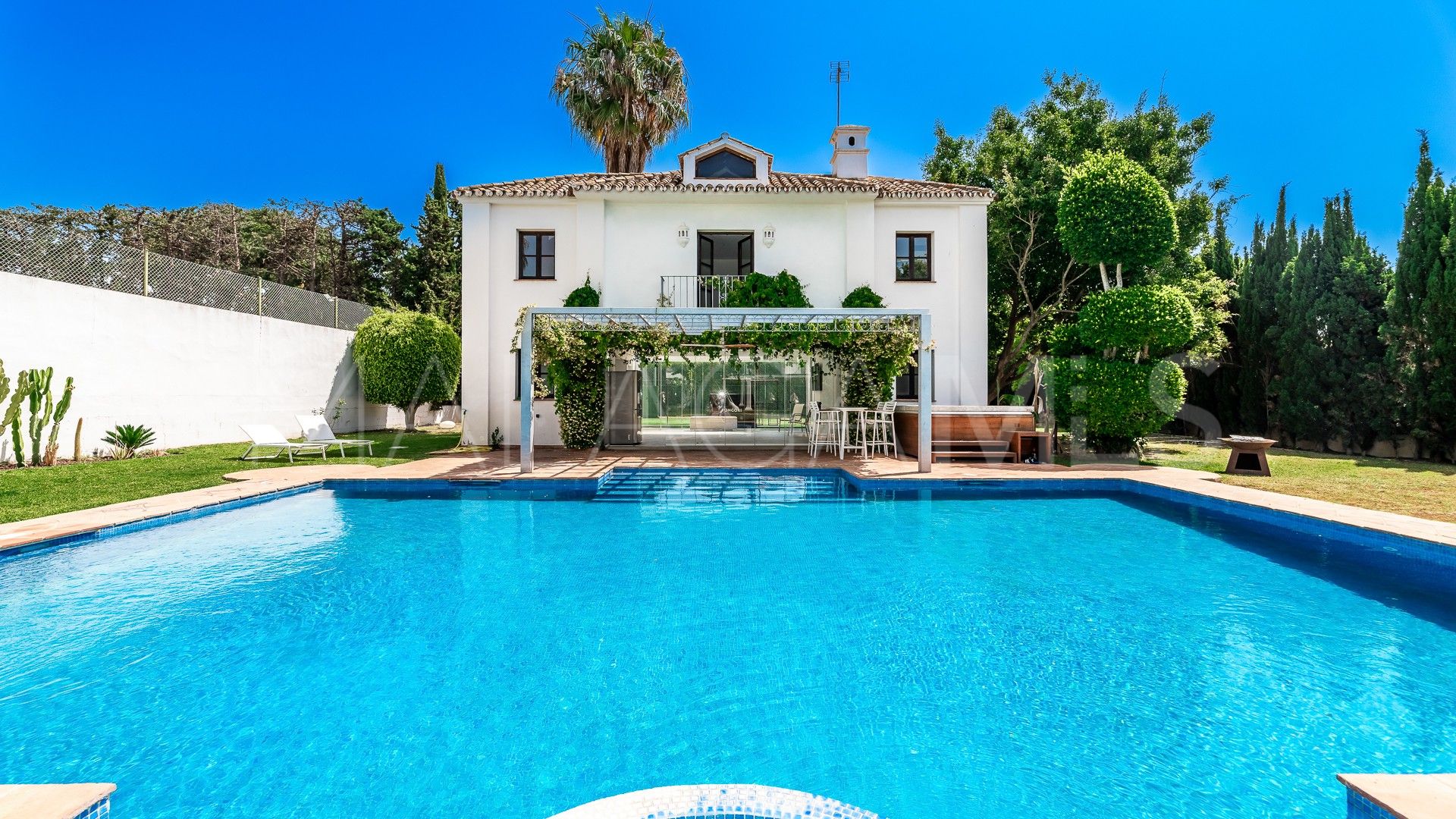 Villa for sale in Guadalmina Baja