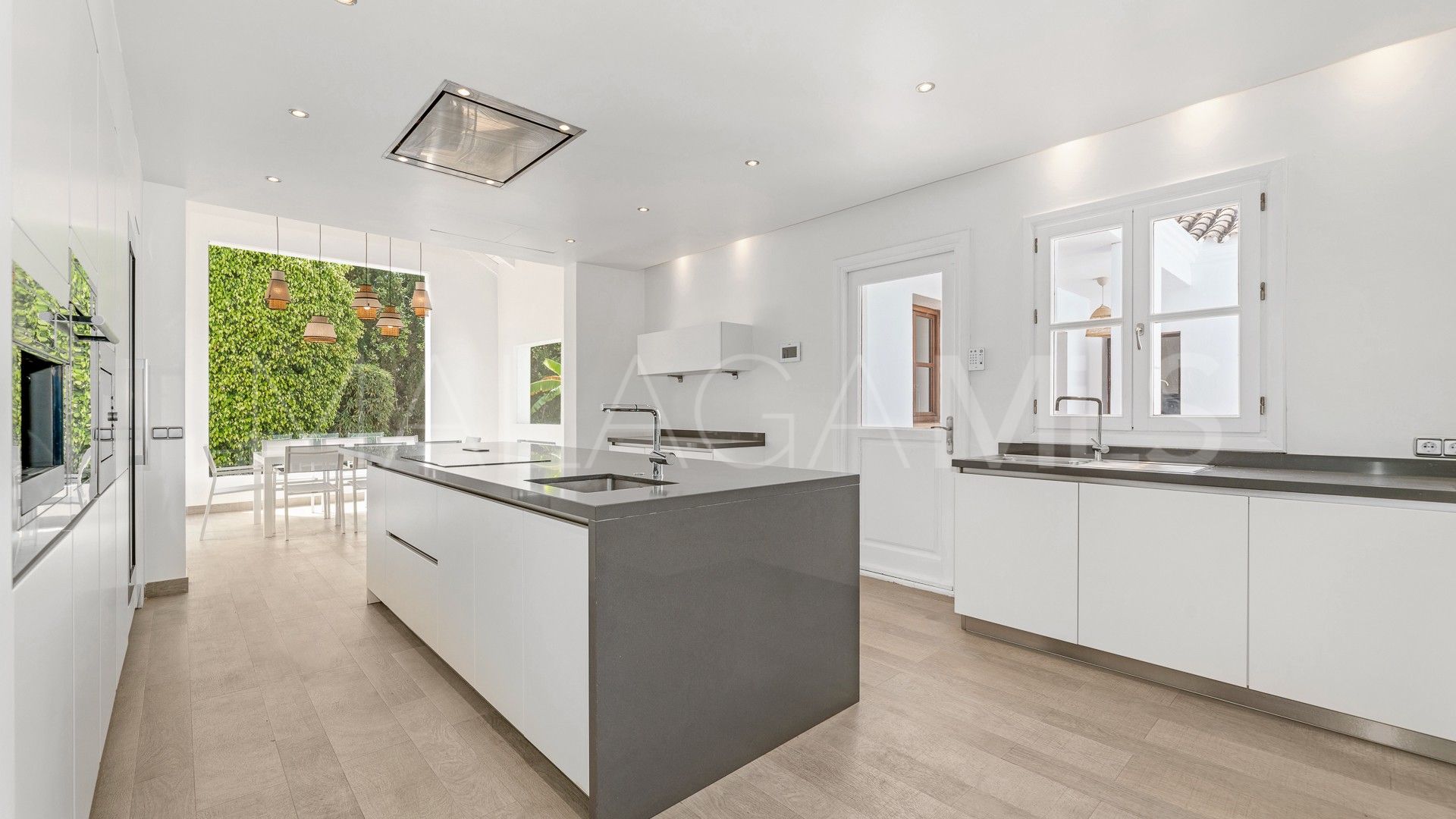 Villa for sale in Guadalmina Baja