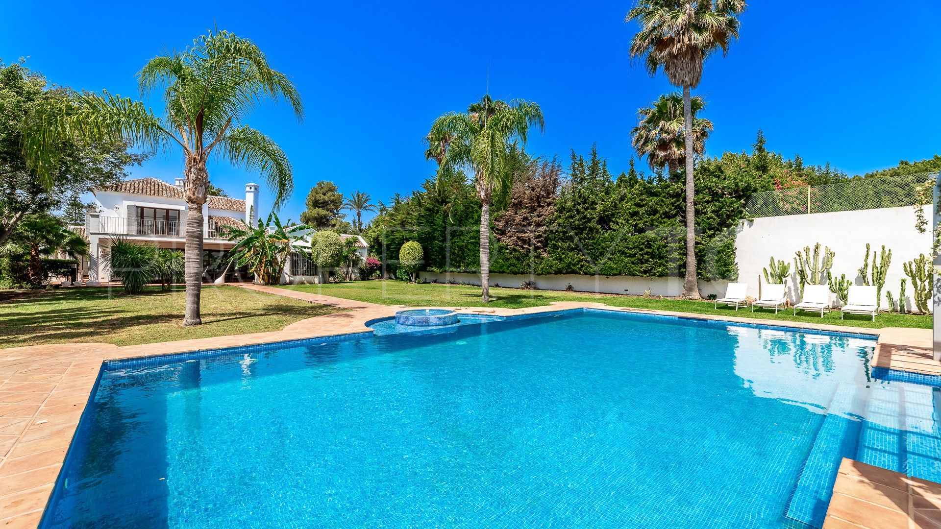 Villa en venta en Guadalmina Baja