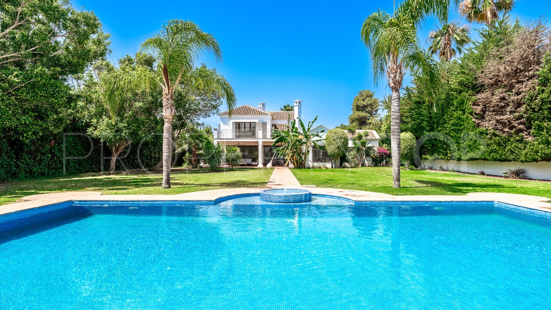 Villa en venta en Guadalmina Baja