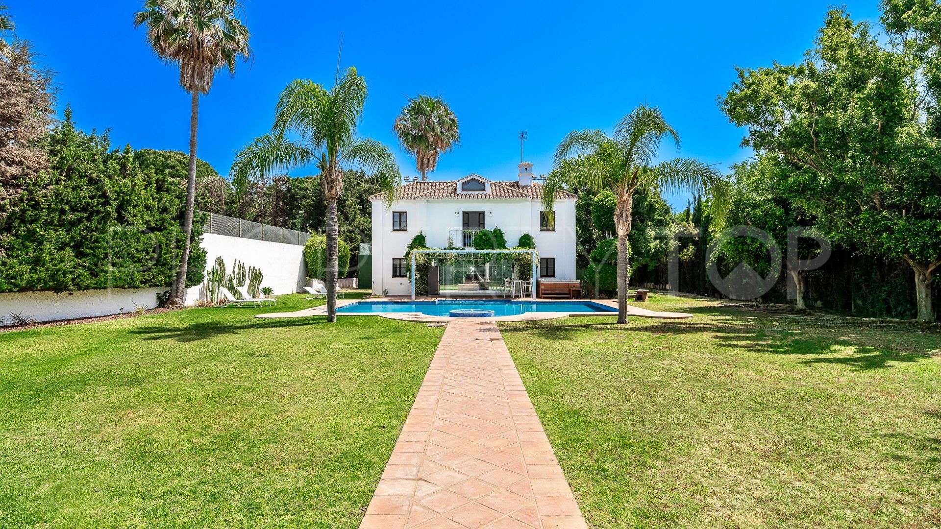 Villa en venta en Guadalmina Baja