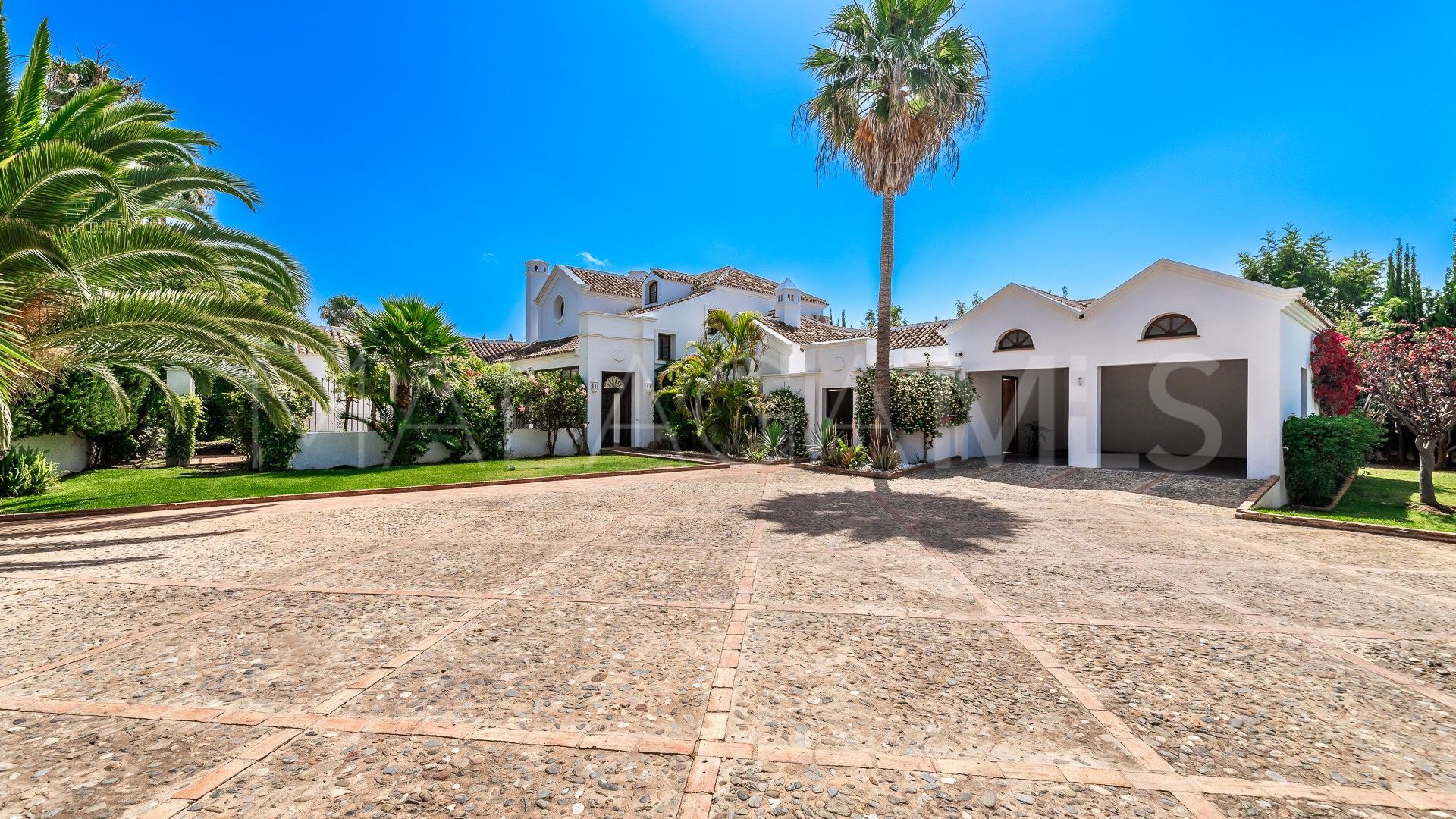 Villa for sale in Guadalmina Baja