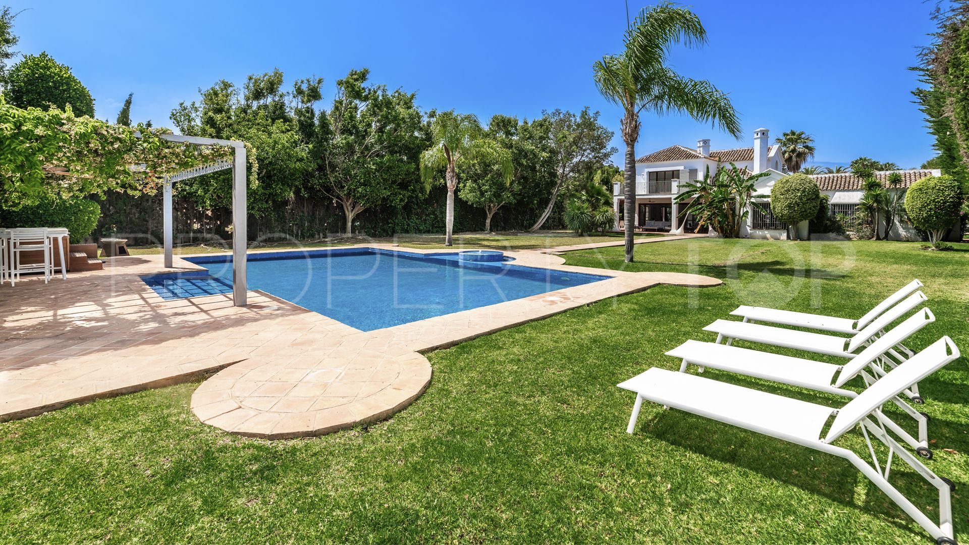 Villa en venta en Guadalmina Baja