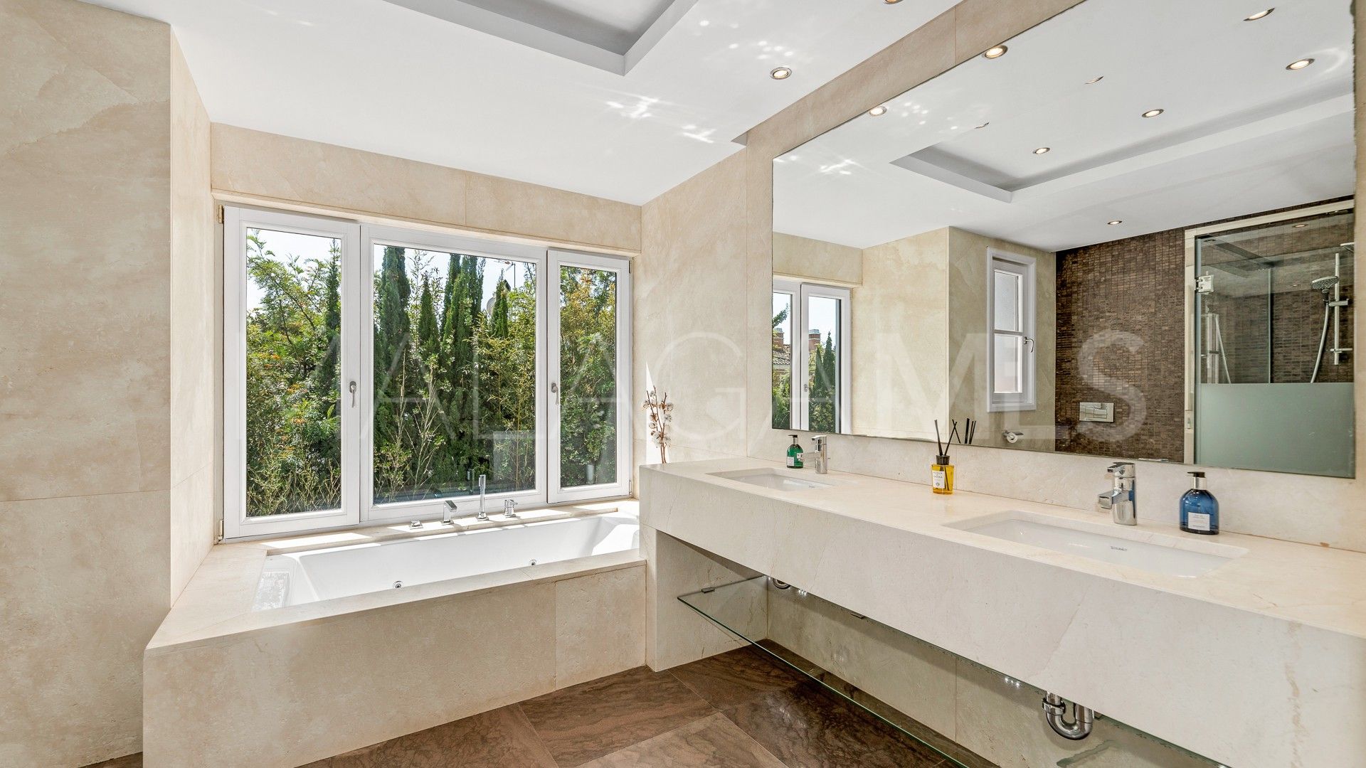 Villa for sale in Guadalmina Baja