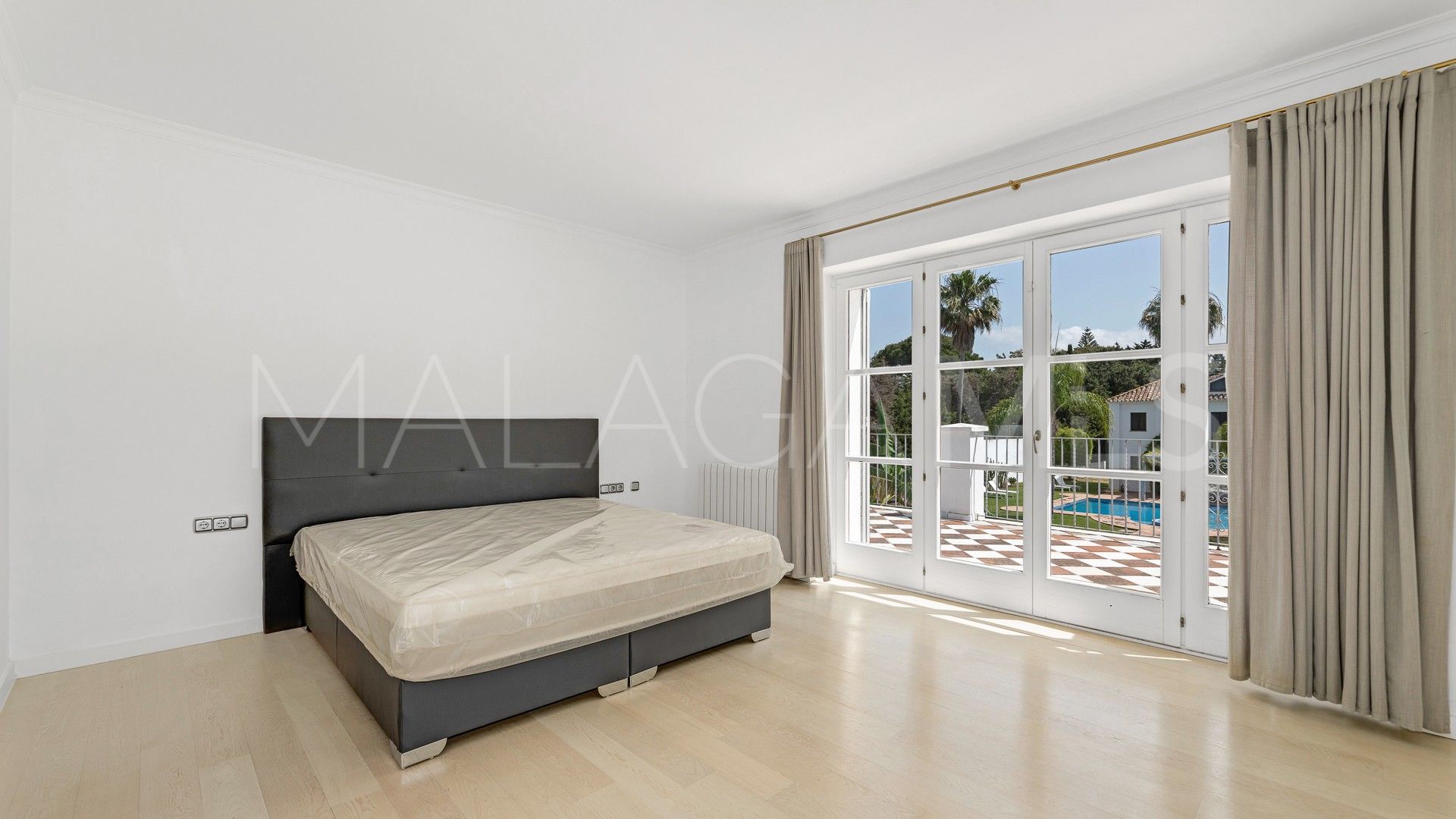 Villa for sale in Guadalmina Baja